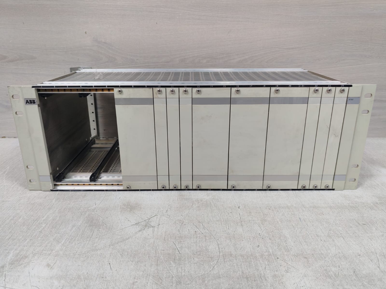 ABB J7A11 R7AH 4- WAY BRIDGING AMPLIFER- RACK ONLY
