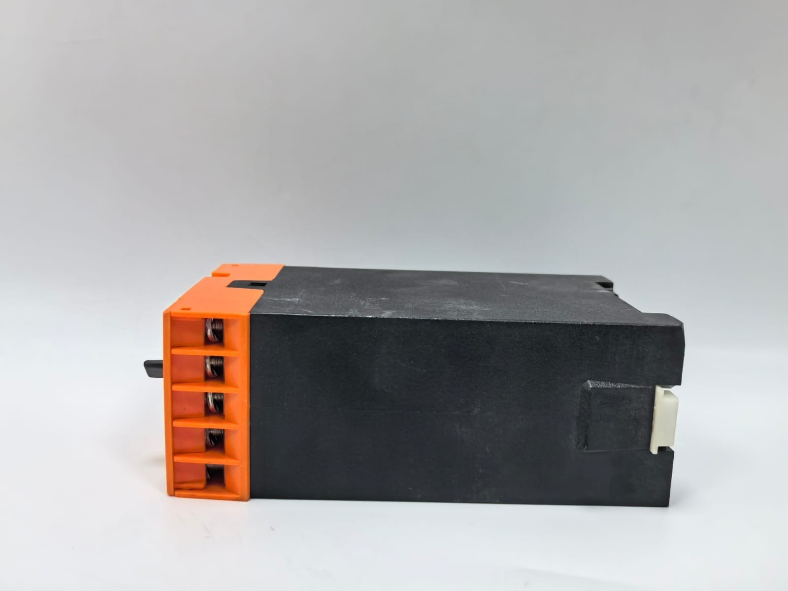 E.DOLD & SOHNE BA9037.12/011 E.DOLD & SOHNE KG BA9037.12/011 VOLTAGE RELAY AC 127V 50/60HZ 5