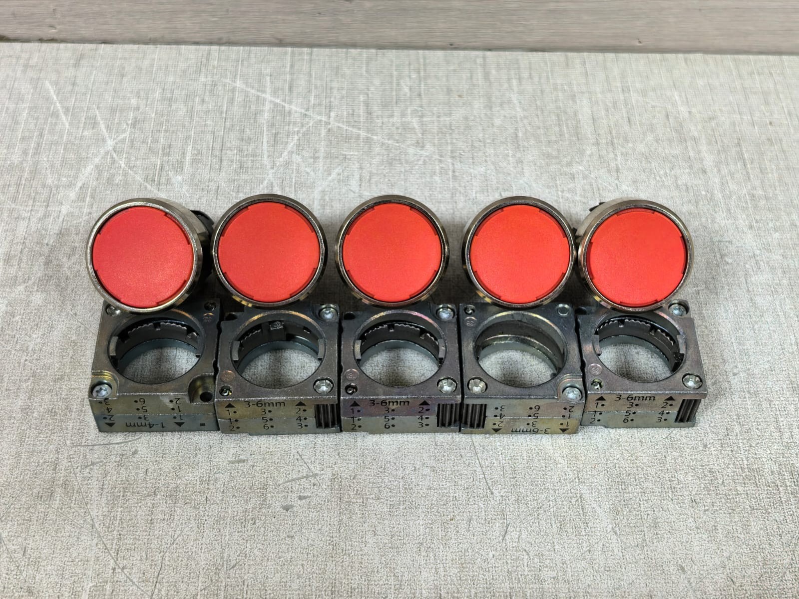 Siemens 3SB3 500-0AA21 SIEMENS 3SB3 500-0AA21 RED PUSH BUTTON WITH FRAME 2