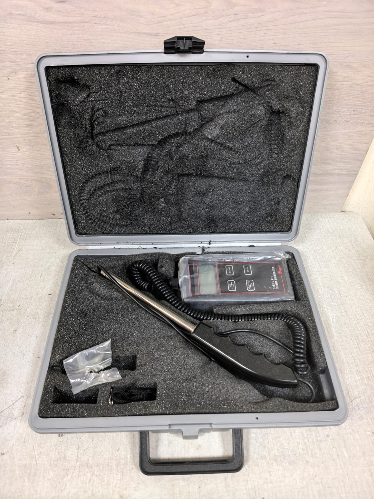 Dwyer SERIES 471 DWYER SERIES 471 THERMO-ANEMOMETER 1