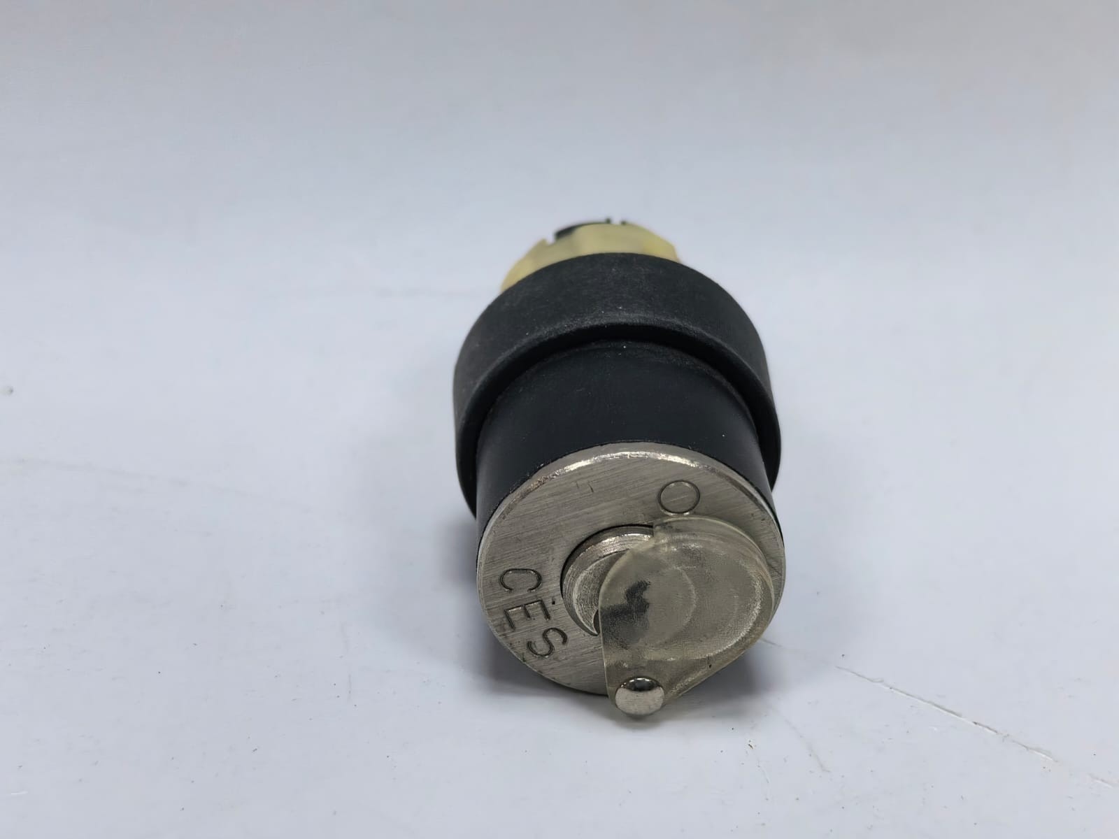 Siemens 3SB1 000-4MA01-Z SIEMENS 3SB1 000-4MA01-Z CES KEY-OPERATED SELECTOR SWITCH 2