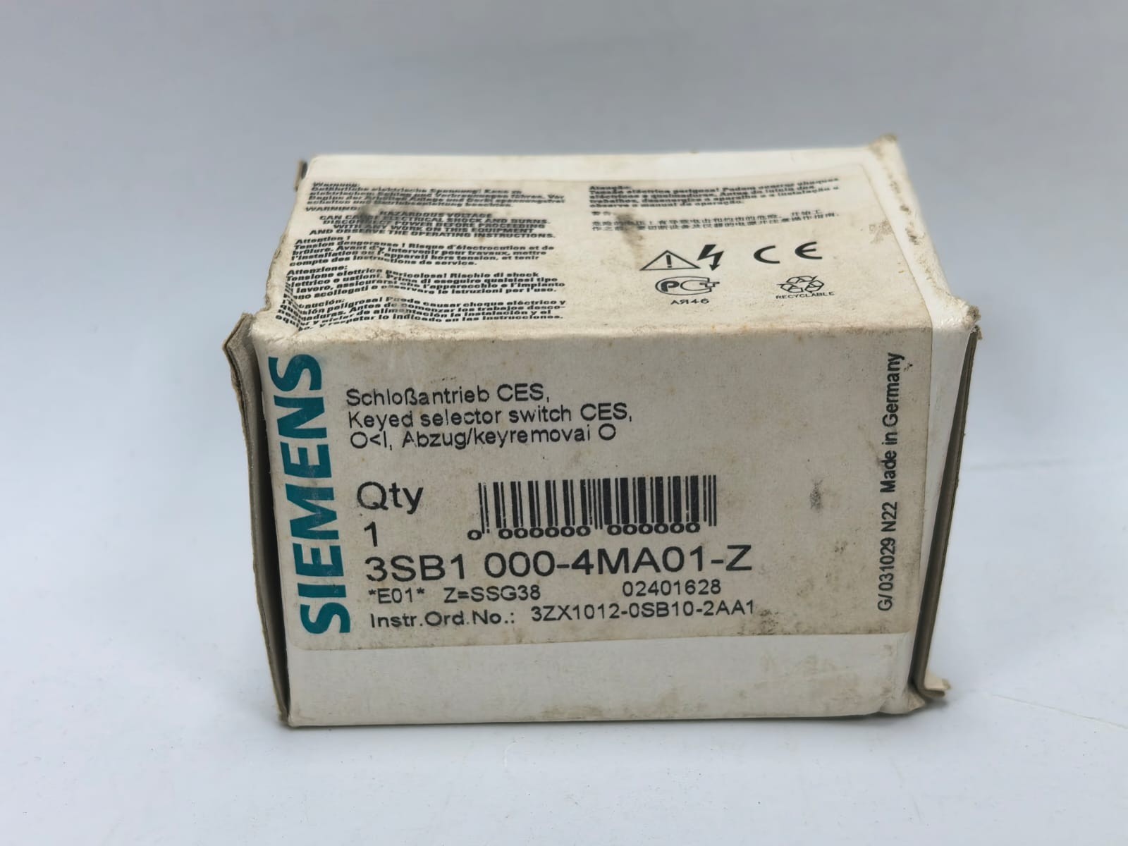Siemens 3SB1 000-4MA01-Z SIEMENS 3SB1 000-4MA01-Z CES KEY-OPERATED SELECTOR SWITCH 6