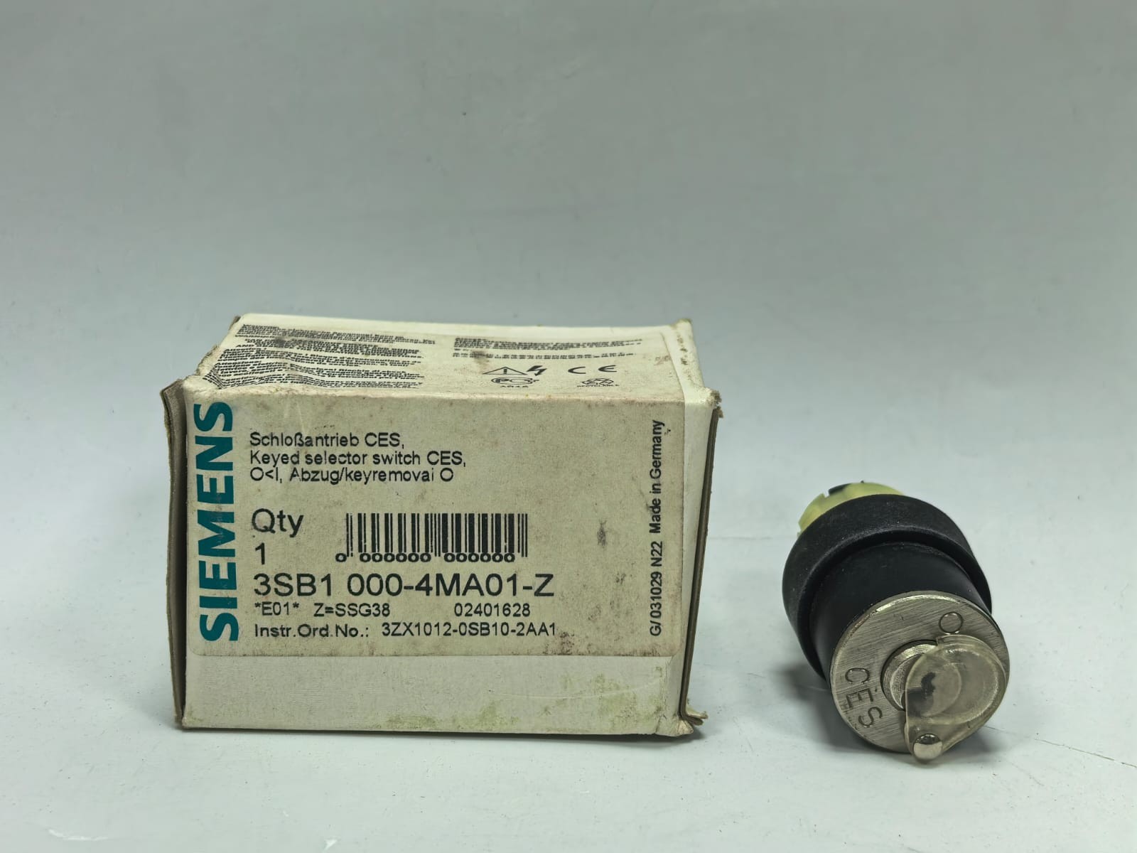 Siemens 3SB1 000-4MA01-Z SIEMENS 3SB1 000-4MA01-Z CES KEY-OPERATED SELECTOR SWITCH 1
