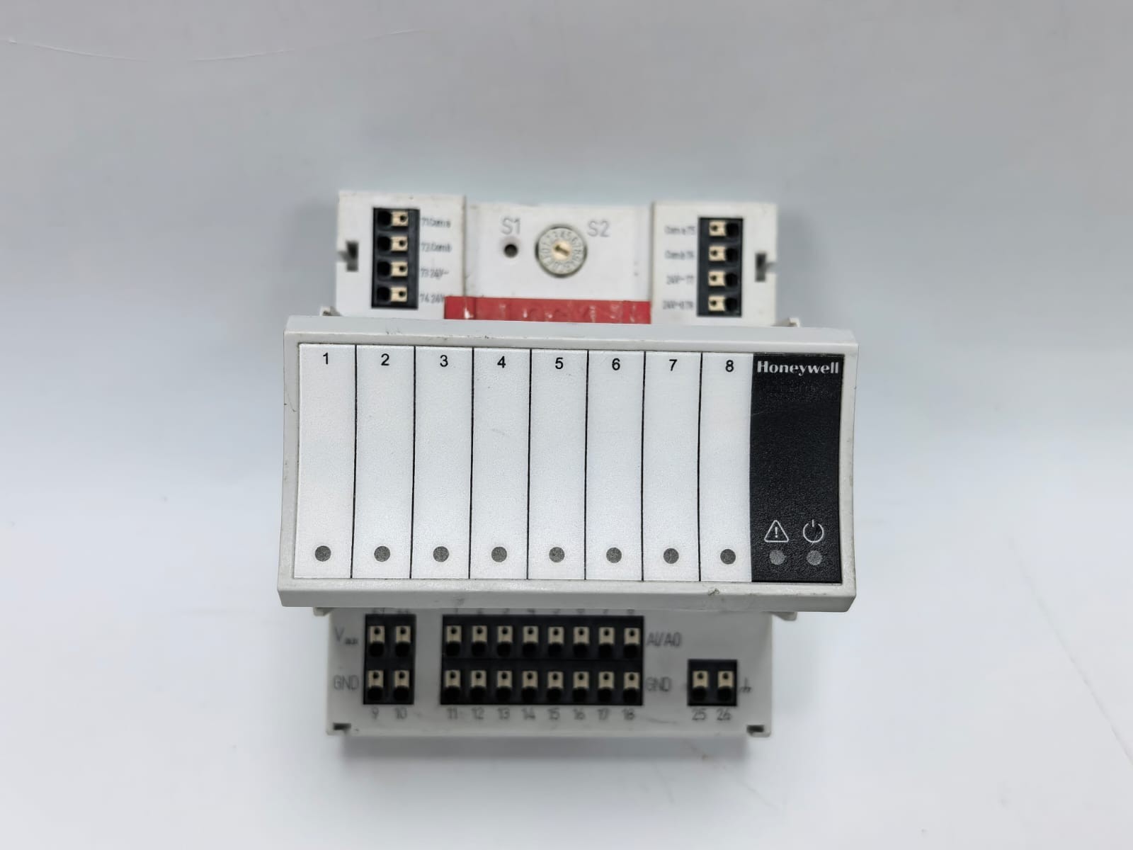 Honeywell XF822A HONEYWELL XF822A ANALOG OUTPUT MODULE WITH XS821-22 BASE 1