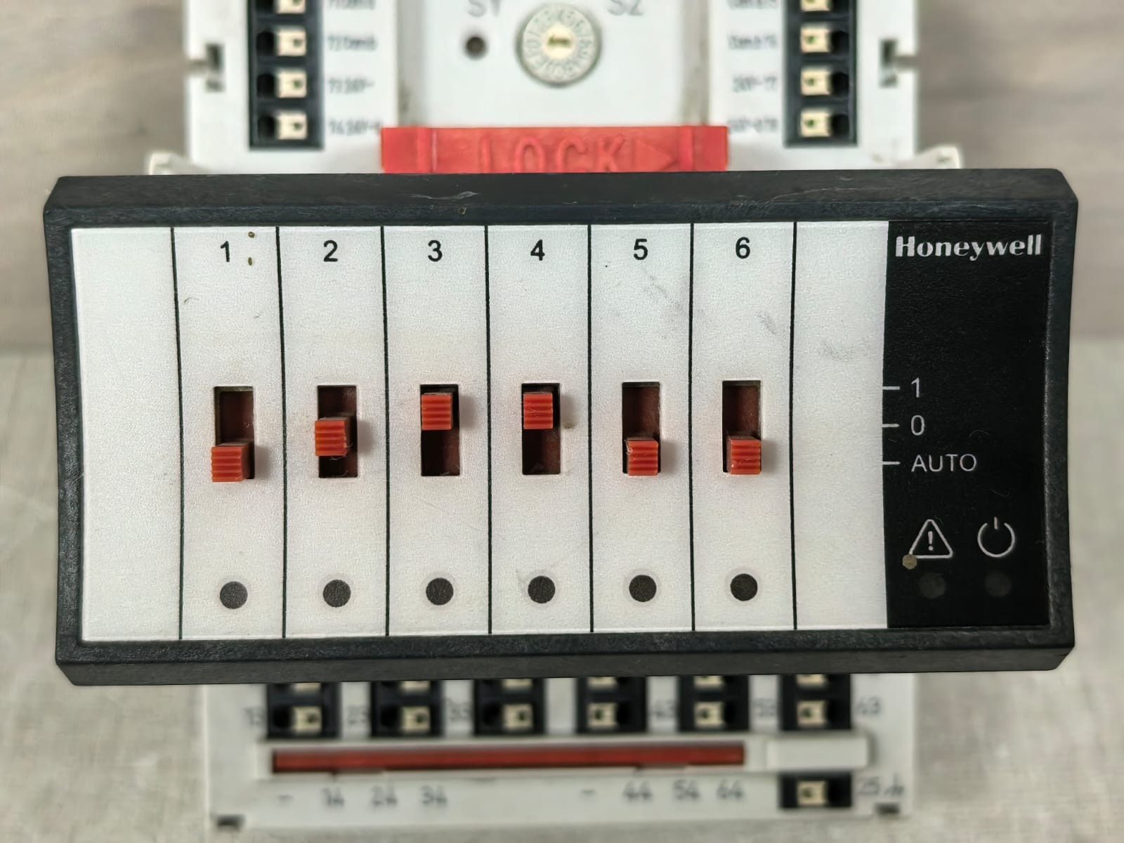 Honeywell XFLR824A WITH XS824-25 HONEYWELL XFLR824A WITH XS824-25 6 RELAY OUTPUT MODULE 2