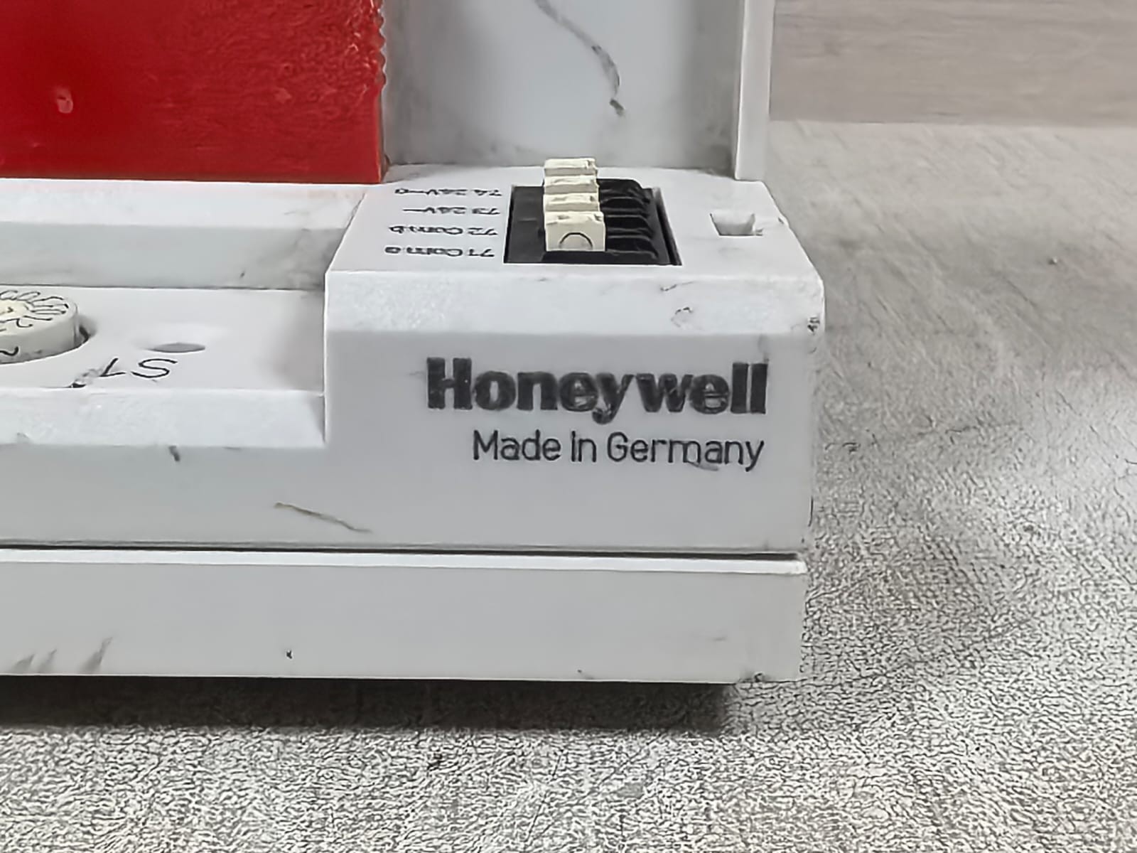 Honeywell XFLR824A WITH XS824-25 HONEYWELL XFLR824A WITH XS824-25 6 RELAY OUTPUT MODULE 7