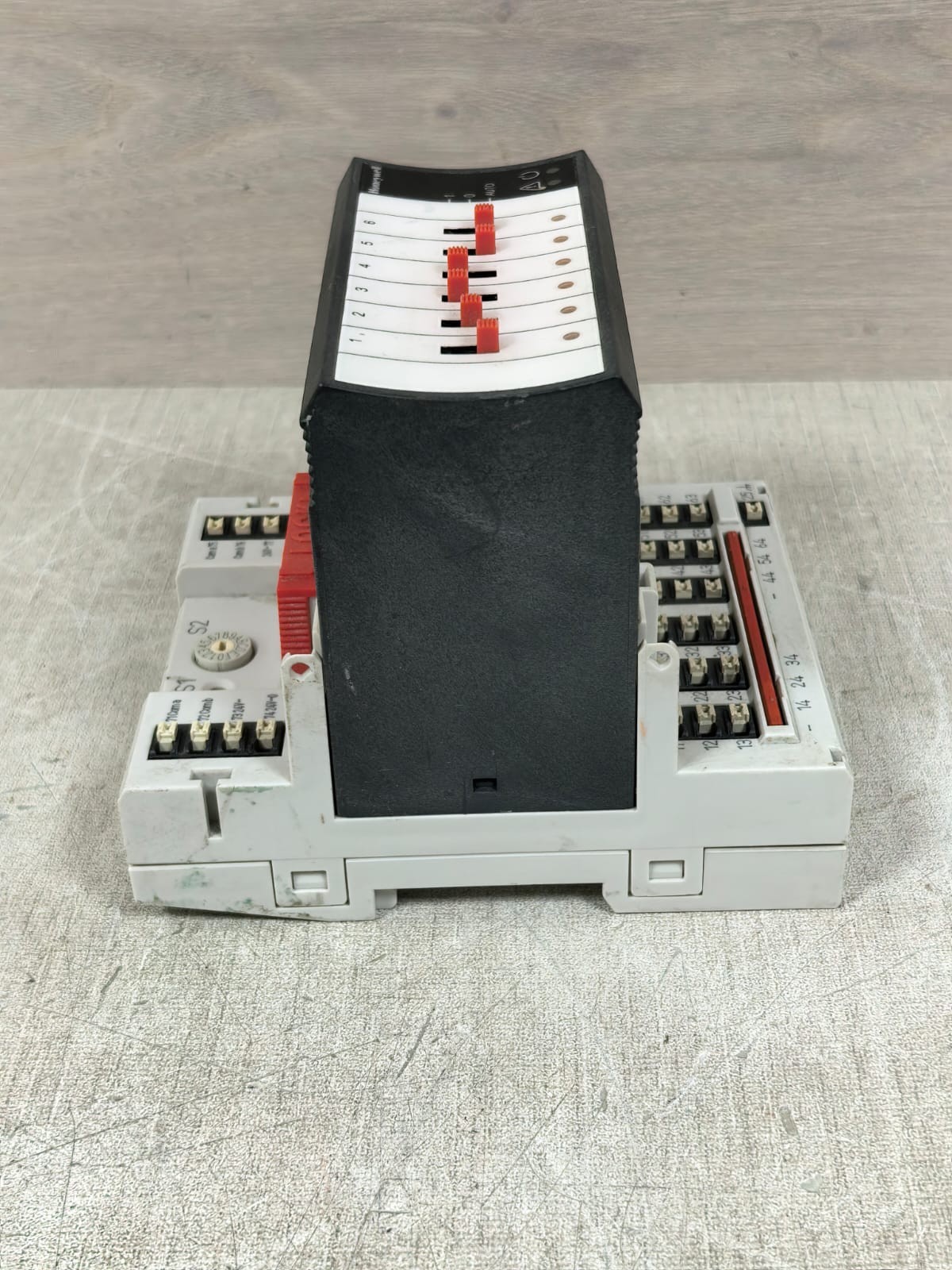 Honeywell XFLR824A WITH XS824-25 HONEYWELL XFLR824A WITH XS824-25 6 RELAY OUTPUT MODULE 9