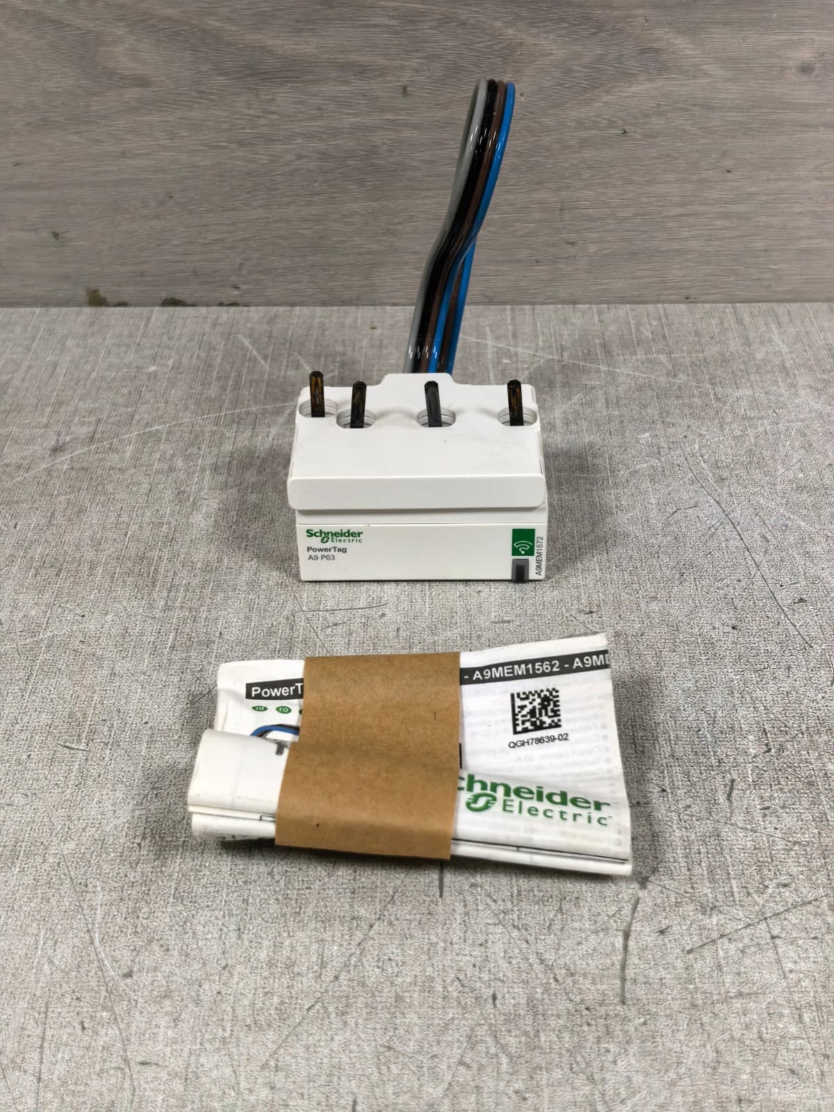 Schneider Electric A9MEM1572 SCHNEIDER ELECTRIC A9MEM1572 POWERTAG-ACTI9P63 3PN BOTTOM 1