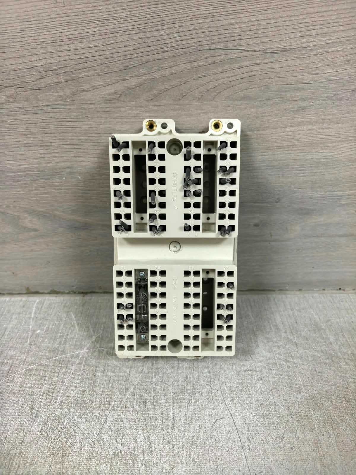ABB RX4 RK924 0002 ABB RX4 RK924 0002 COMBIFLEX TERMINAL BASE SOCKET 2