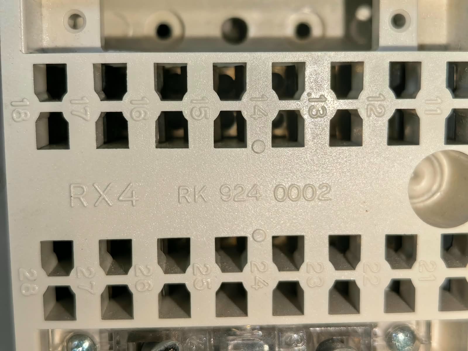 ABB RX4 RK924 0002 ABB RX4 RK924 0002 COMBIFLEX TERMINAL BASE SOCKET 4