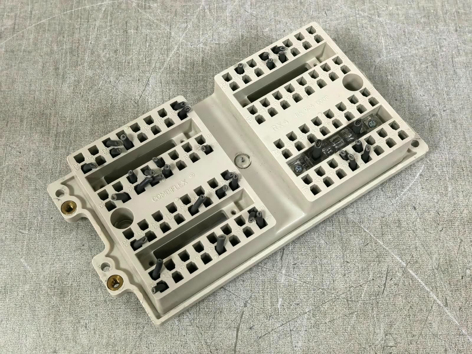 ABB RX4 RK924 0002 ABB RX4 RK924 0002 COMBIFLEX TERMINAL BASE SOCKET 5