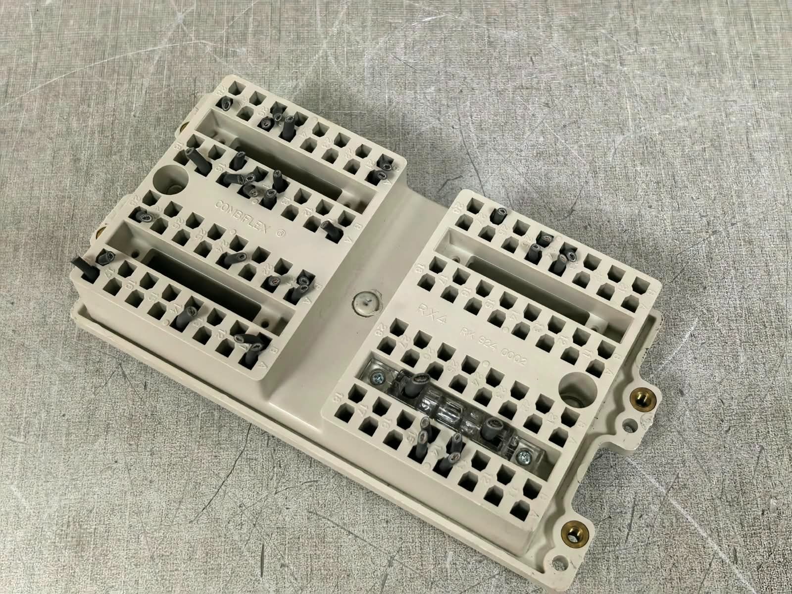 ABB RX4 RK924 0002 ABB RX4 RK924 0002 COMBIFLEX TERMINAL BASE SOCKET 6