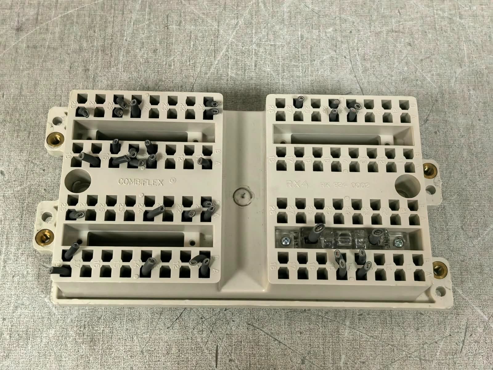 ABB RX4 RK924 0002 ABB RX4 RK924 0002 COMBIFLEX TERMINAL BASE SOCKET 7