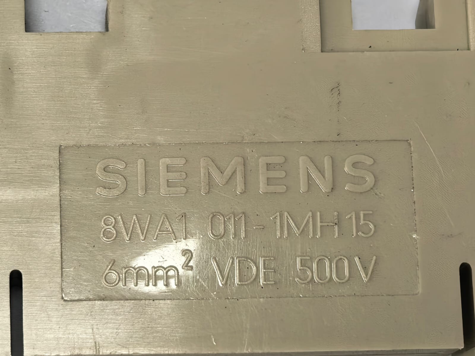 Siemens 8WA1 011-1MH15 SIEMENS 8WA1 011-1MH15 TERMINAL BLOCK 6MM VDE 500V PCS 2