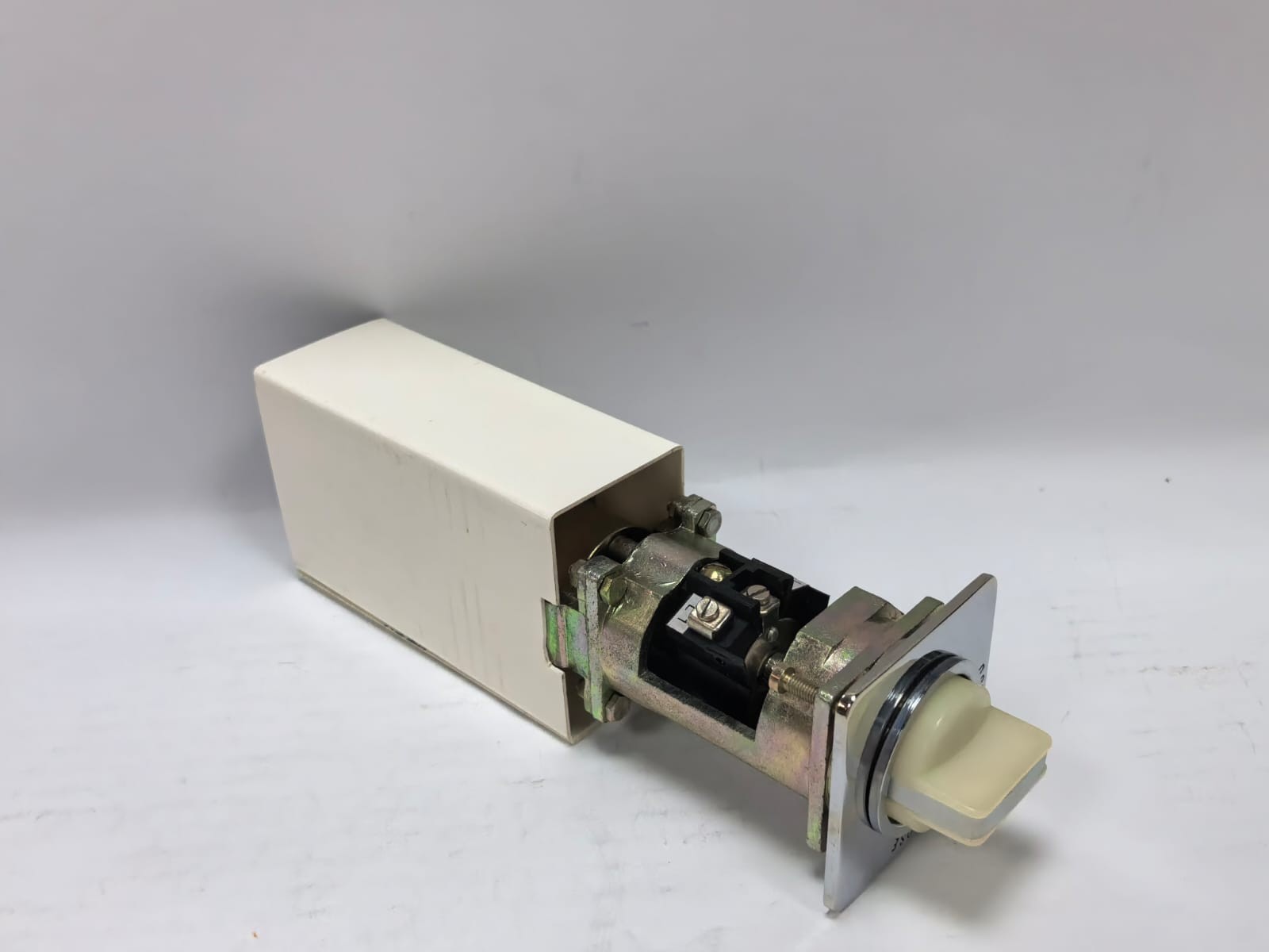 CB SW ROTARY CAM SWITCH LAMP 130V 9