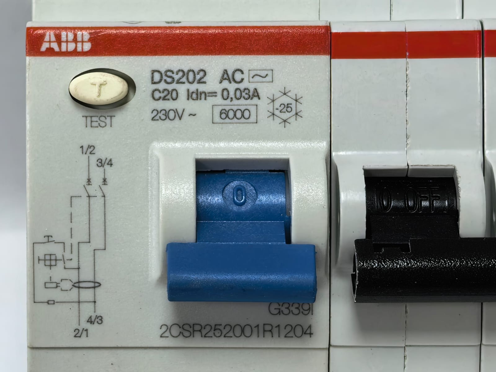 ABB 2CSR252001R1204 ABB 2CSR252001R1204 RESIDUAL CURRENT CIRCUIT BREAKER DS202 AC-C20/0.03 3