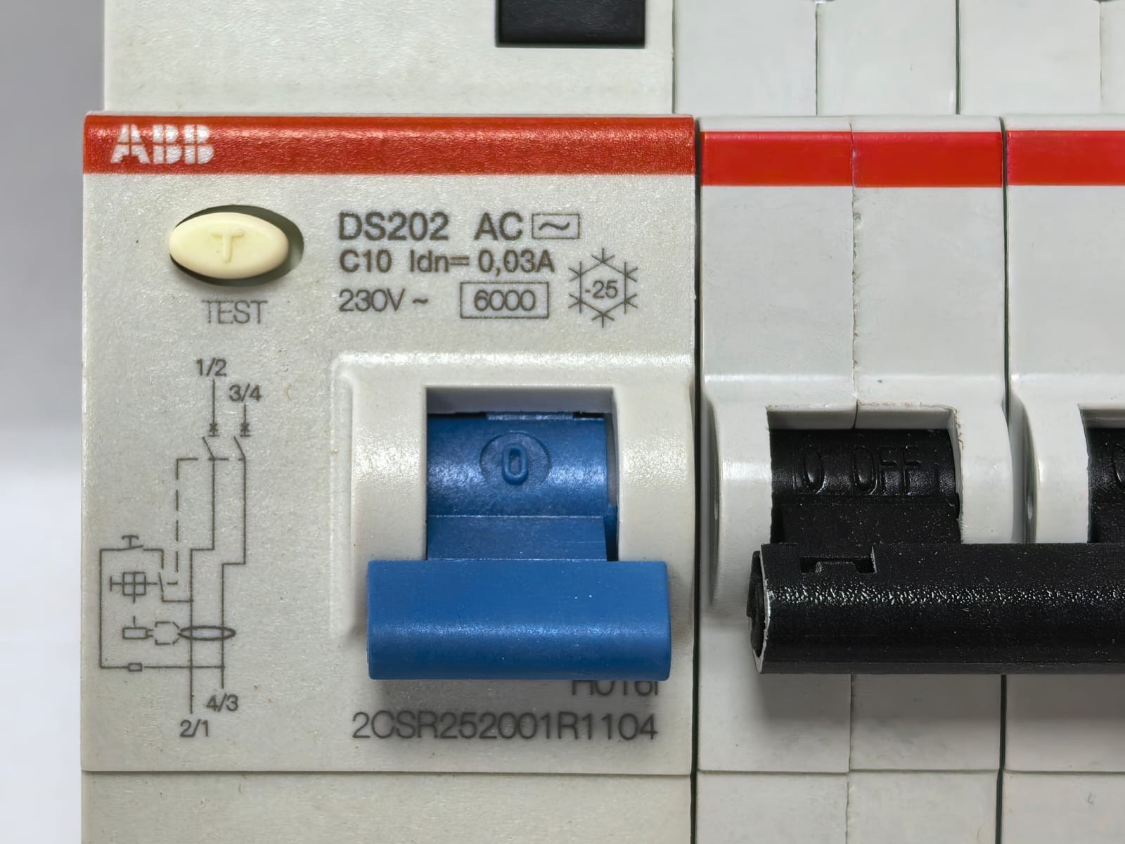 ABB 2CSR252001R1104 ABB 2CSR252001R1104 RESIDUAL CURRENT CIRCUIT BREAKER DS202 AC-C10/0.03 3