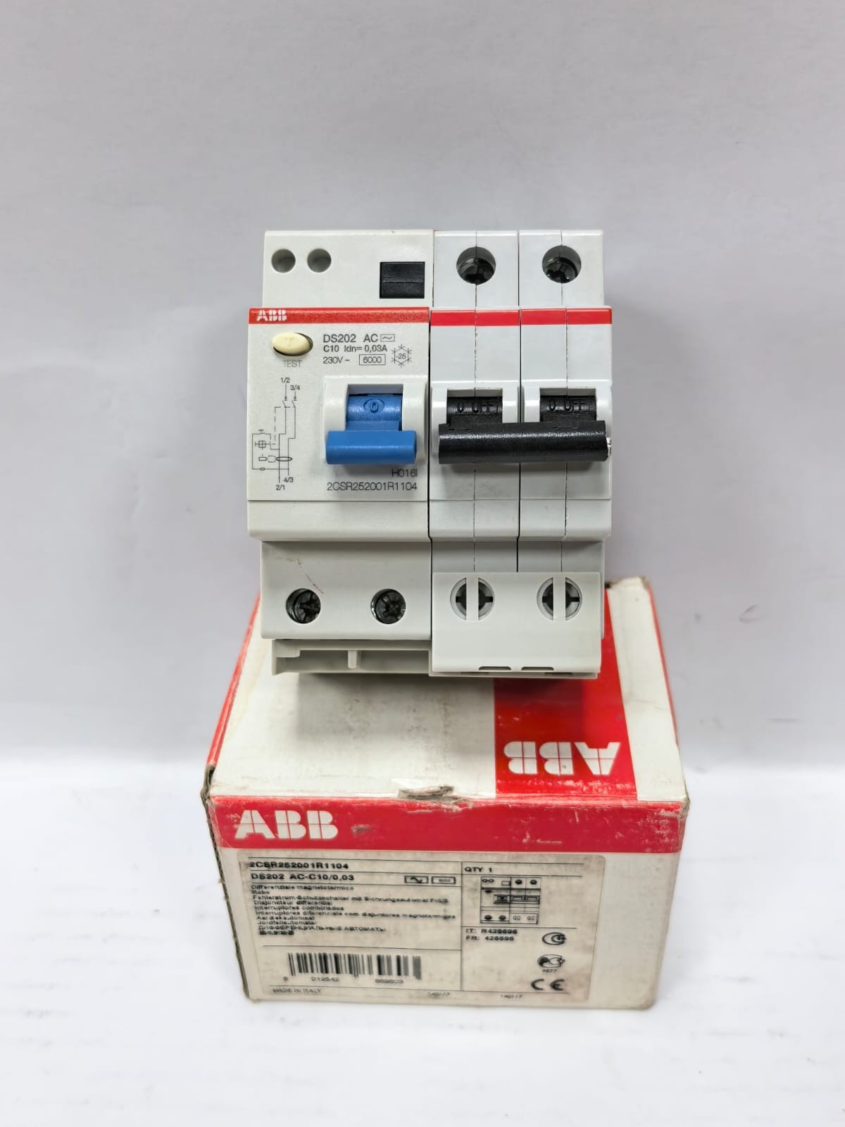 ABB 2CSR252001R1104 ABB 2CSR252001R1104 RESIDUAL CURRENT CIRCUIT BREAKER DS202 AC-C10/0.03 1