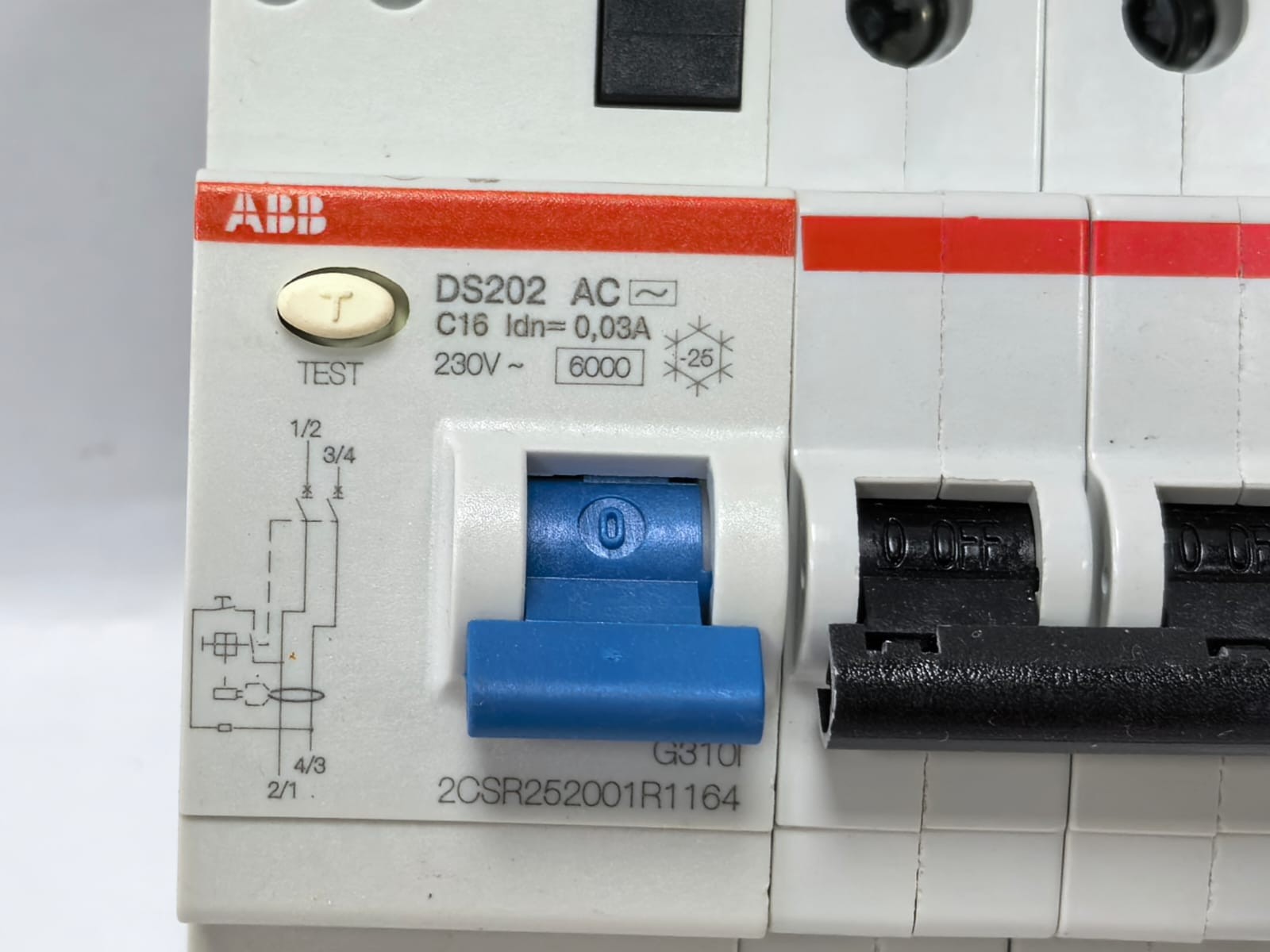 ABB 2CSR252001R1164 ABB 2CSR252001R1164 RESIDUAL CURRENT CIRCUIT BREAKER DS202 AC-C16/0,03 3