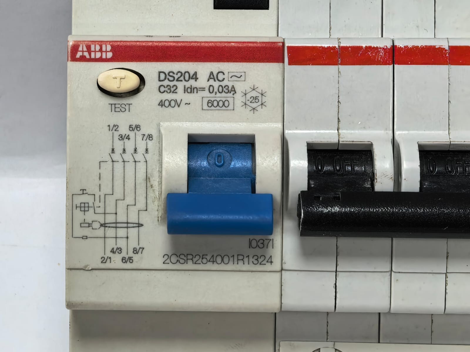 ABB 2CSR54001R1324 ABB 2CSR54001R1324 RESIDUAL CURRENT CIRCUIT BREAKERS DS204 AC-C32/0,03 3