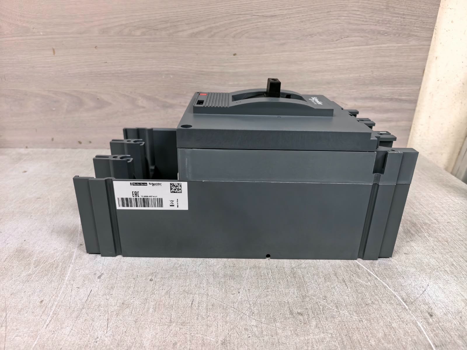 Schneider Electric LV563003 CVS630F SCHNEIDER ELECTRIC LV563003 CVS630F WITHOUT TRIP UNIT 4