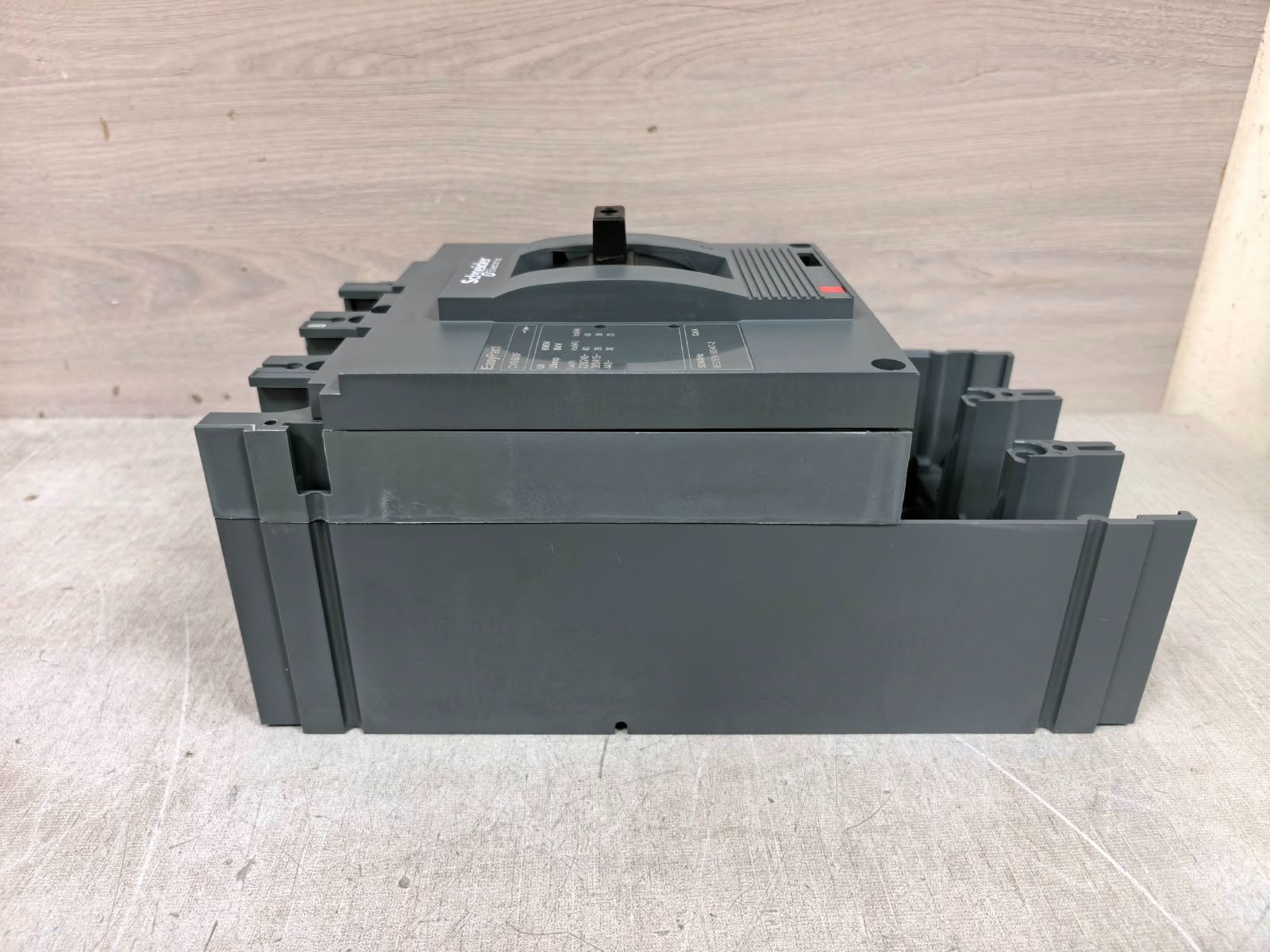 Schneider Electric LV563003 CVS630F SCHNEIDER ELECTRIC LV563003 CVS630F WITHOUT TRIP UNIT 5