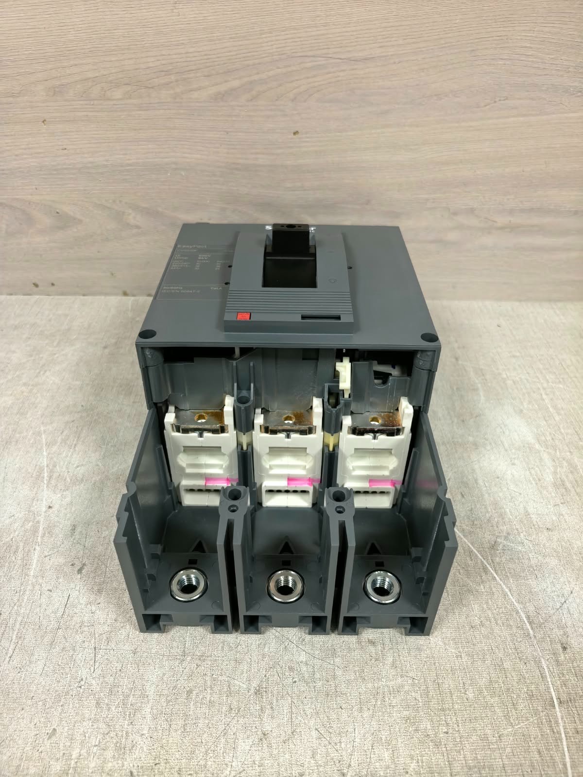 Schneider Electric LV563003 CVS630F SCHNEIDER ELECTRIC LV563003 CVS630F WITHOUT TRIP UNIT 6