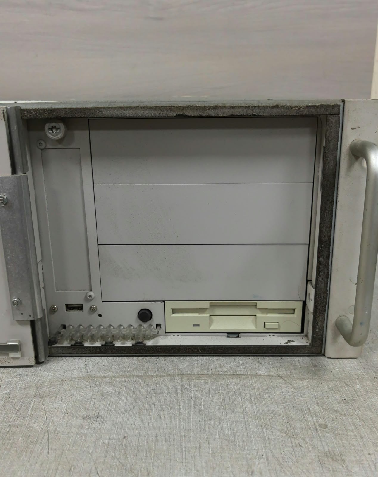 SIEMENS EAE PCR412RABV.I0090 SIEMENS EAE PCR412RABV.I0090 SIMATIC RACK-PC 840 V2 9
