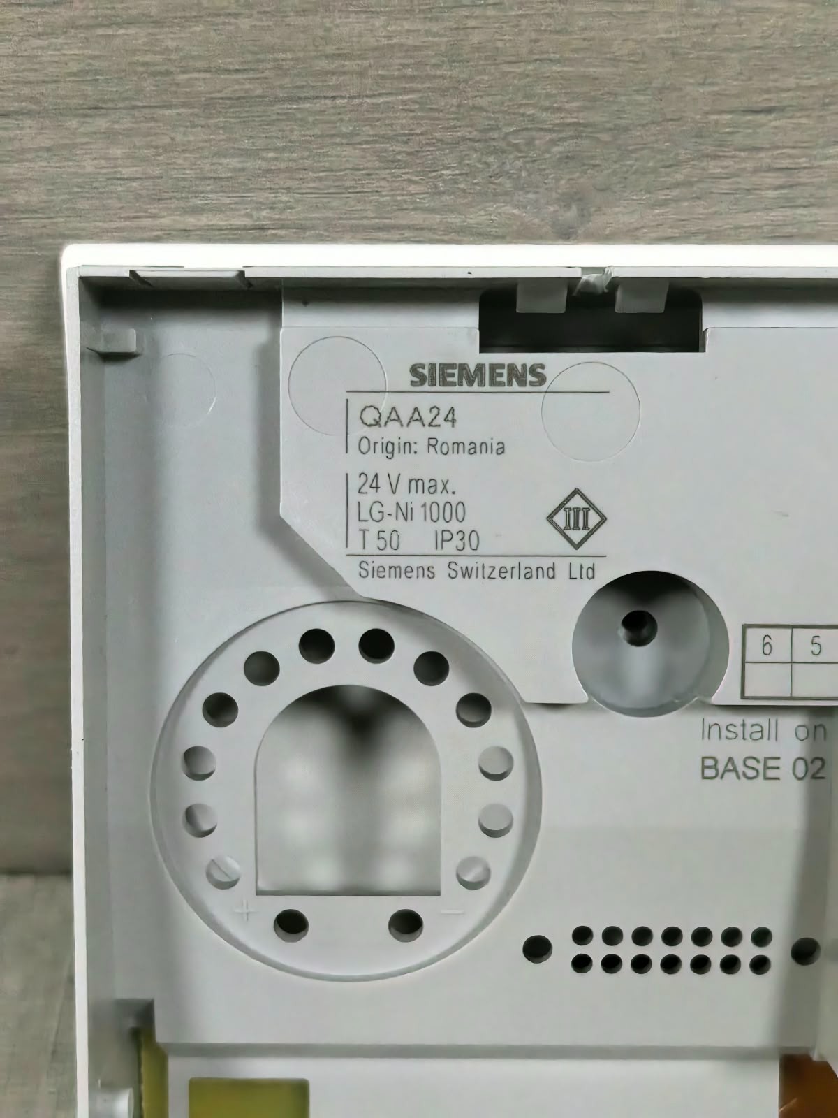 Siemens QAA24 SIEMENS QAA24 TEMPERATURE SENSOR 24V 5