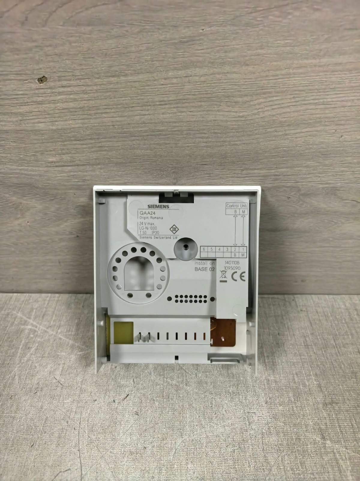 Siemens QAA24 SIEMENS QAA24 TEMPERATURE SENSOR 24V 8
