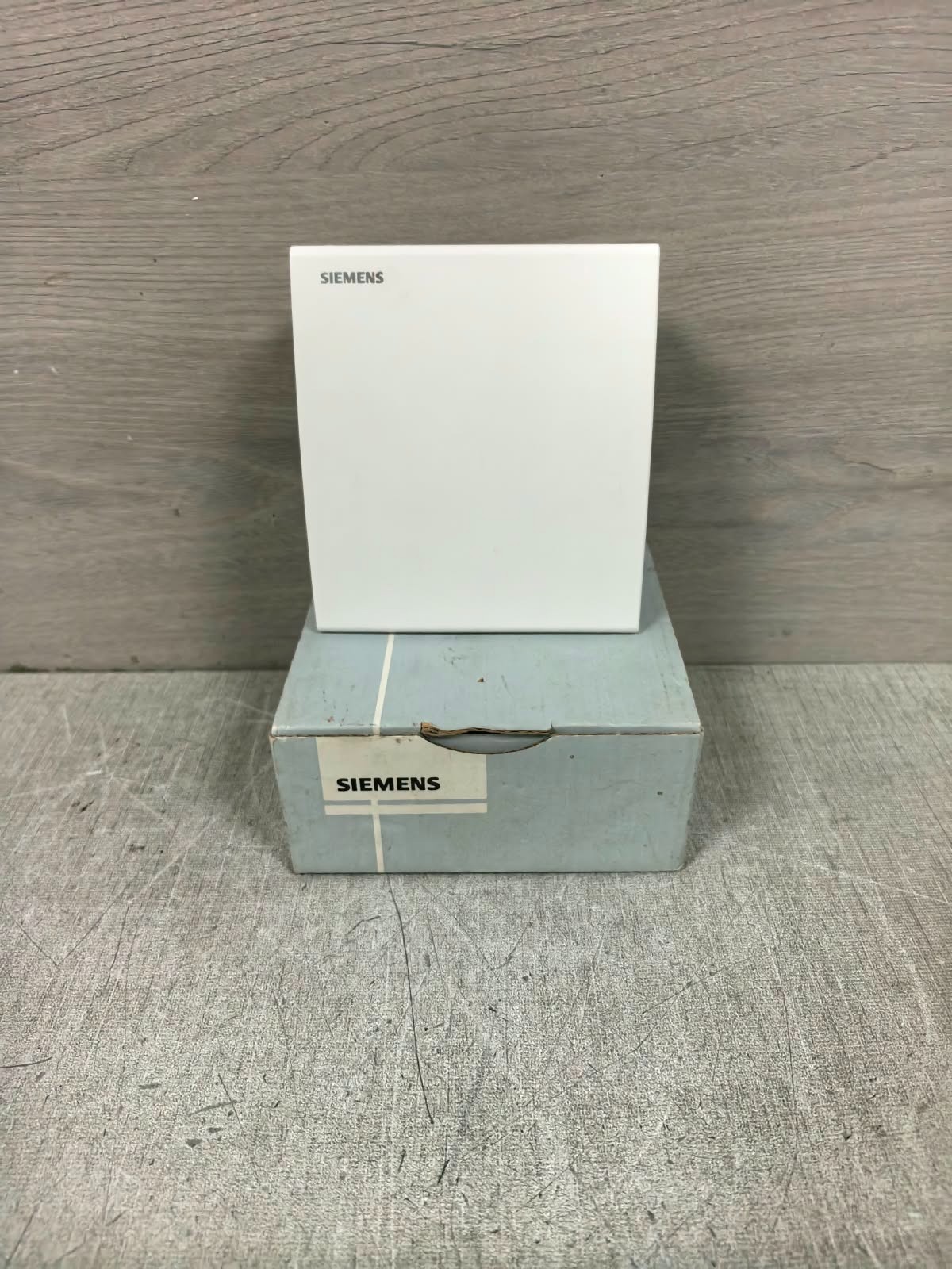 Siemens QAA24 SIEMENS QAA24 TEMPERATURE SENSOR 24V 1