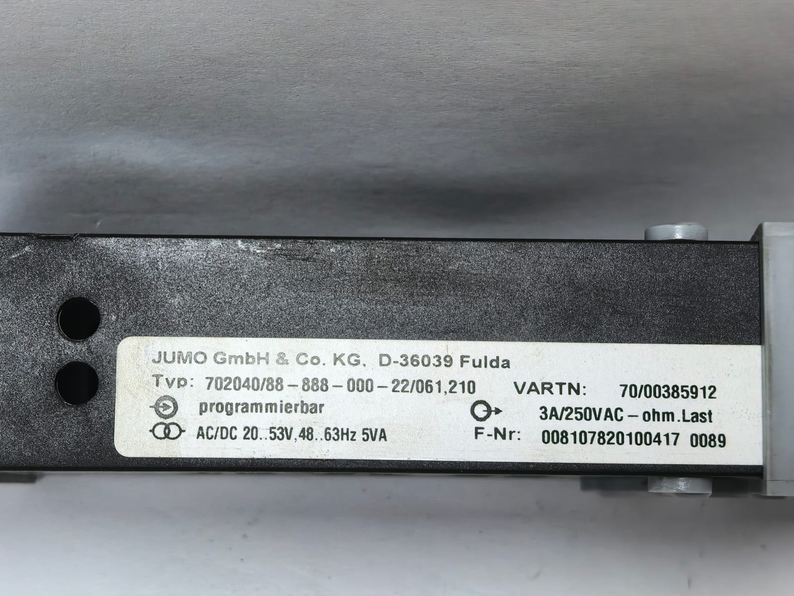 JUMO 702040/88-888-000-22/061210 JUMO ITRON 32 COMPACT CONTROLLER 702040/88-888-000-22/061210 3