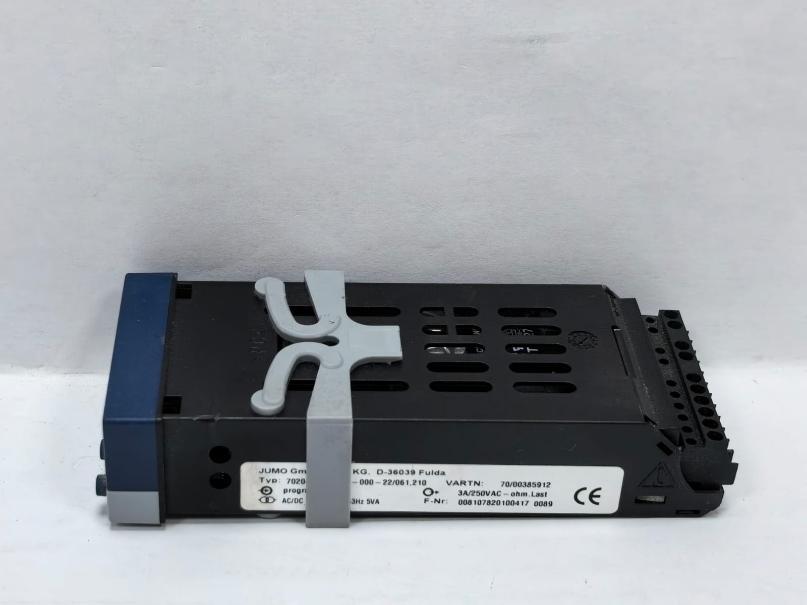 JUMO 702040/88-888-000-22/061210 JUMO ITRON 32 COMPACT CONTROLLER 702040/88-888-000-22/061210 4