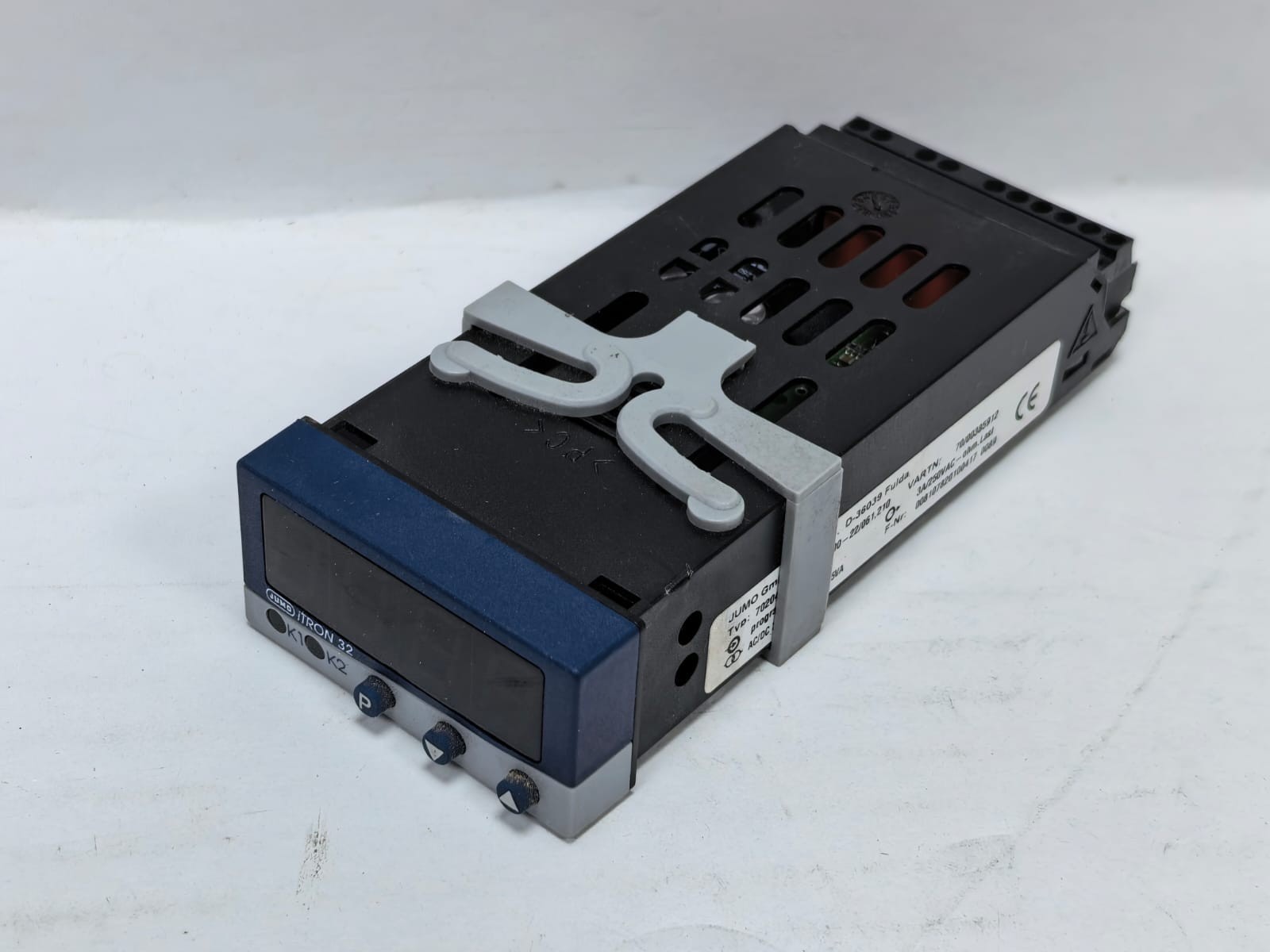 JUMO 702040/88-888-000-22/061210 JUMO ITRON 32 COMPACT CONTROLLER 702040/88-888-000-22/061210 10