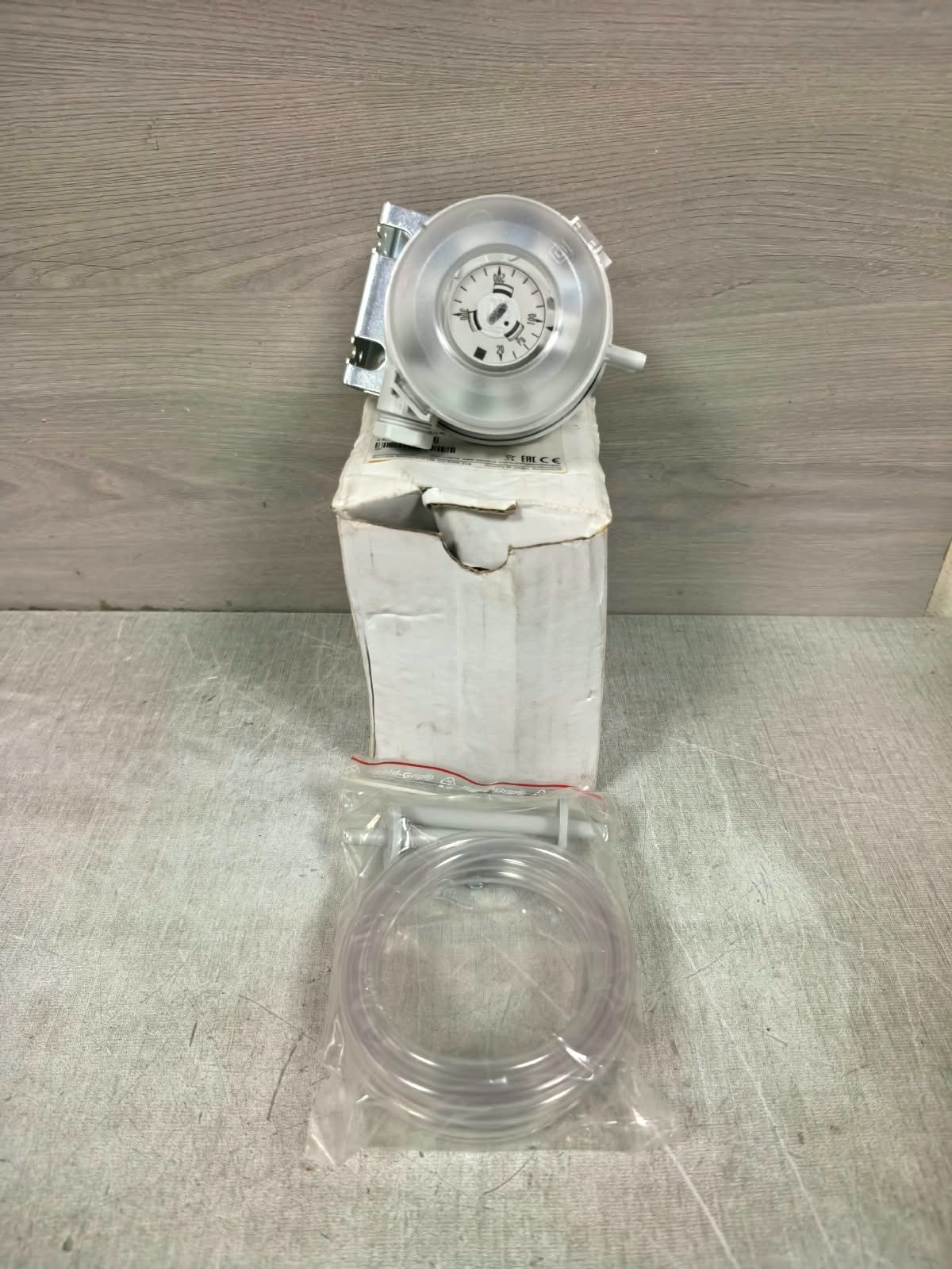 Siemens Q8M81-3 191212A SIEMENS Q8M81-3 DIFFERENTIAL PRESSURE DETECTOR 191212A 1
