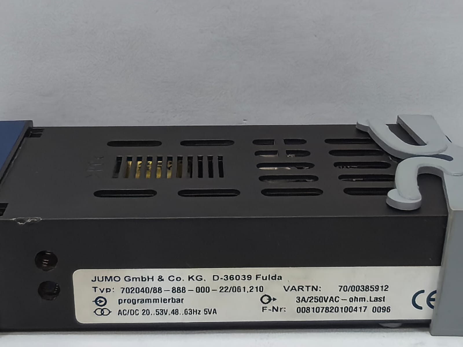 JUMO 702040/88-888-000-22/061210 JUMO ITRON 32 COMPACT CONTROLLER 702040/88-888-000-22/061210 2