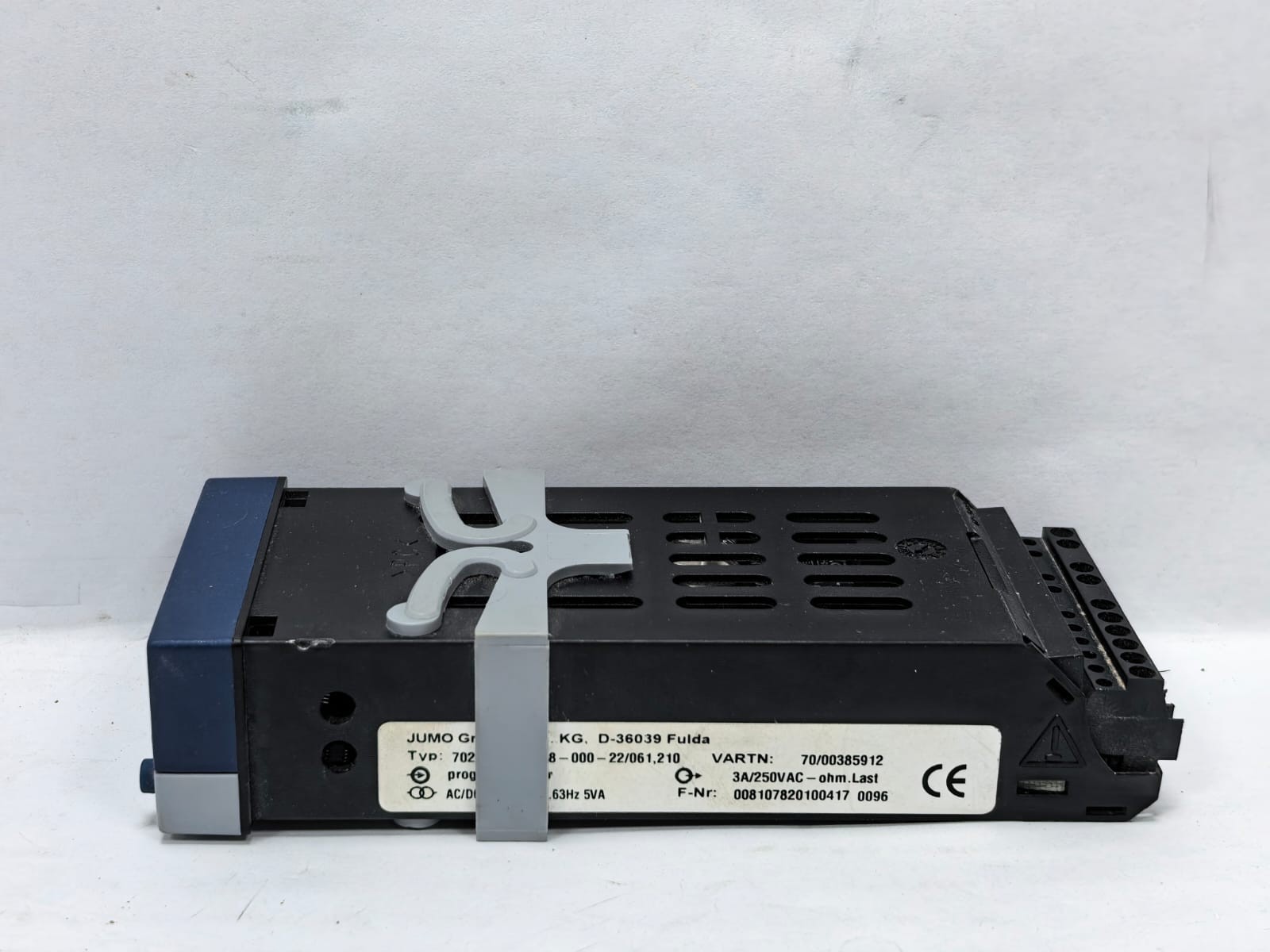 JUMO 702040/88-888-000-22/061210 JUMO ITRON 32 COMPACT CONTROLLER 702040/88-888-000-22/061210 3