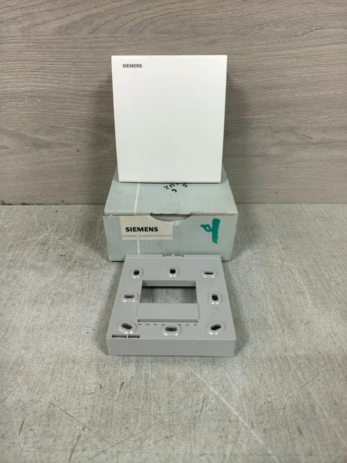 Siemens QFA2020 131202B SIEMENS QFA2020 131202B ROOM TEMPERATURE CONTROLLER 1
