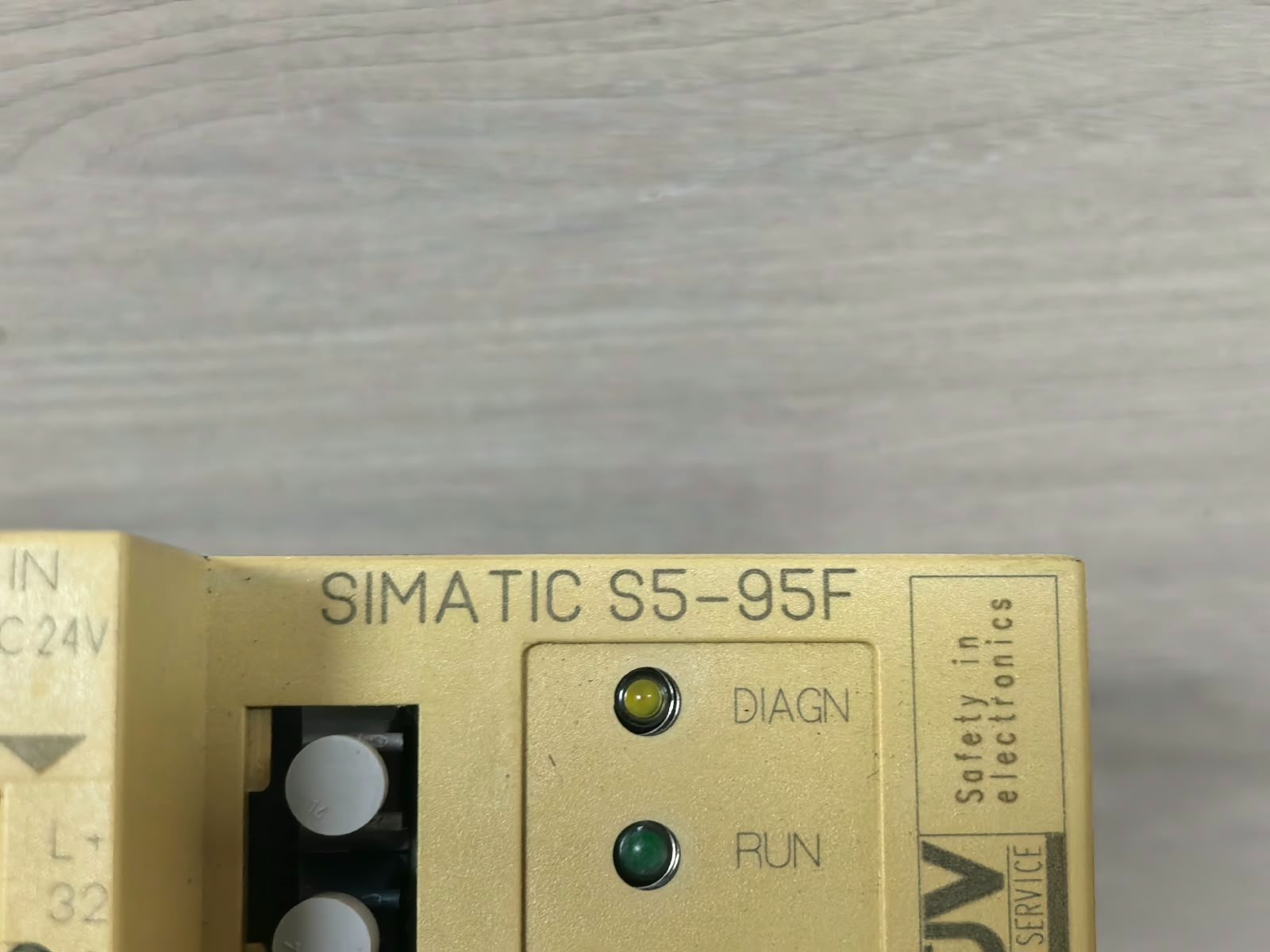 Siemens SIMATIC S5-95F 1P6ES5-095-8FB01 E-STAND:06 SIEMENS SIMATIC S5-95F 1P6ES5-095-8FB01 E-STAND:06 PROGRAMMABLE LOGIC CONTROLLER 5