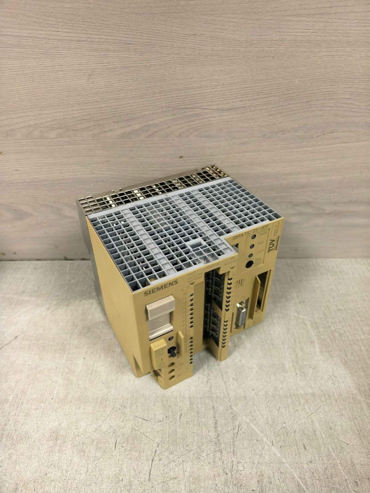 Siemens SIMATIC S5-95F 1P6ES5-095-8FB01 E-STAND:06 SIEMENS SIMATIC S5-95F 1P6ES5-095-8FB01 E-STAND:06 PROGRAMMABLE LOGIC CONTROLLER 8