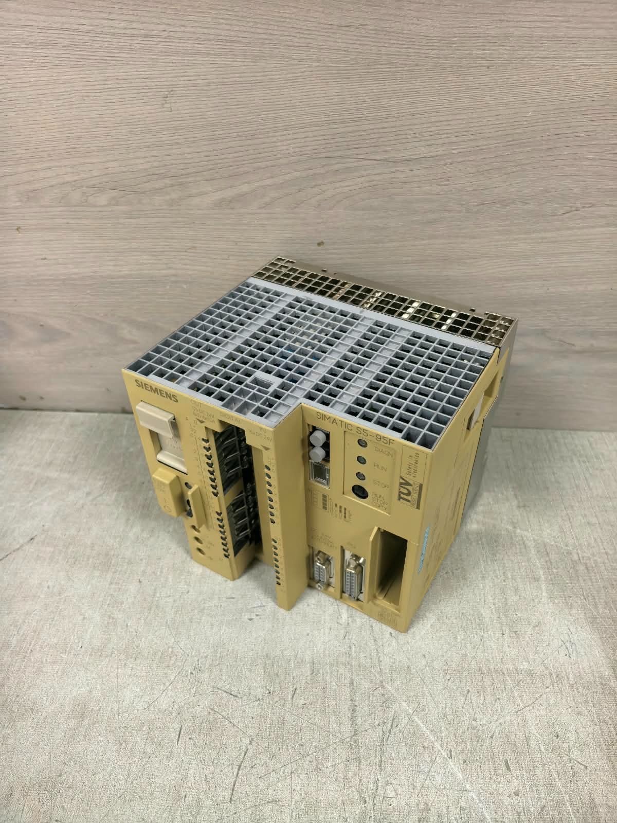 Siemens SIMATIC S5-95F 1P6ES5-095-8FB01 E-STAND:06 SIEMENS SIMATIC S5-95F 1P6ES5-095-8FB01 E-STAND:06 PROGRAMMABLE LOGIC CONTROLLER 9