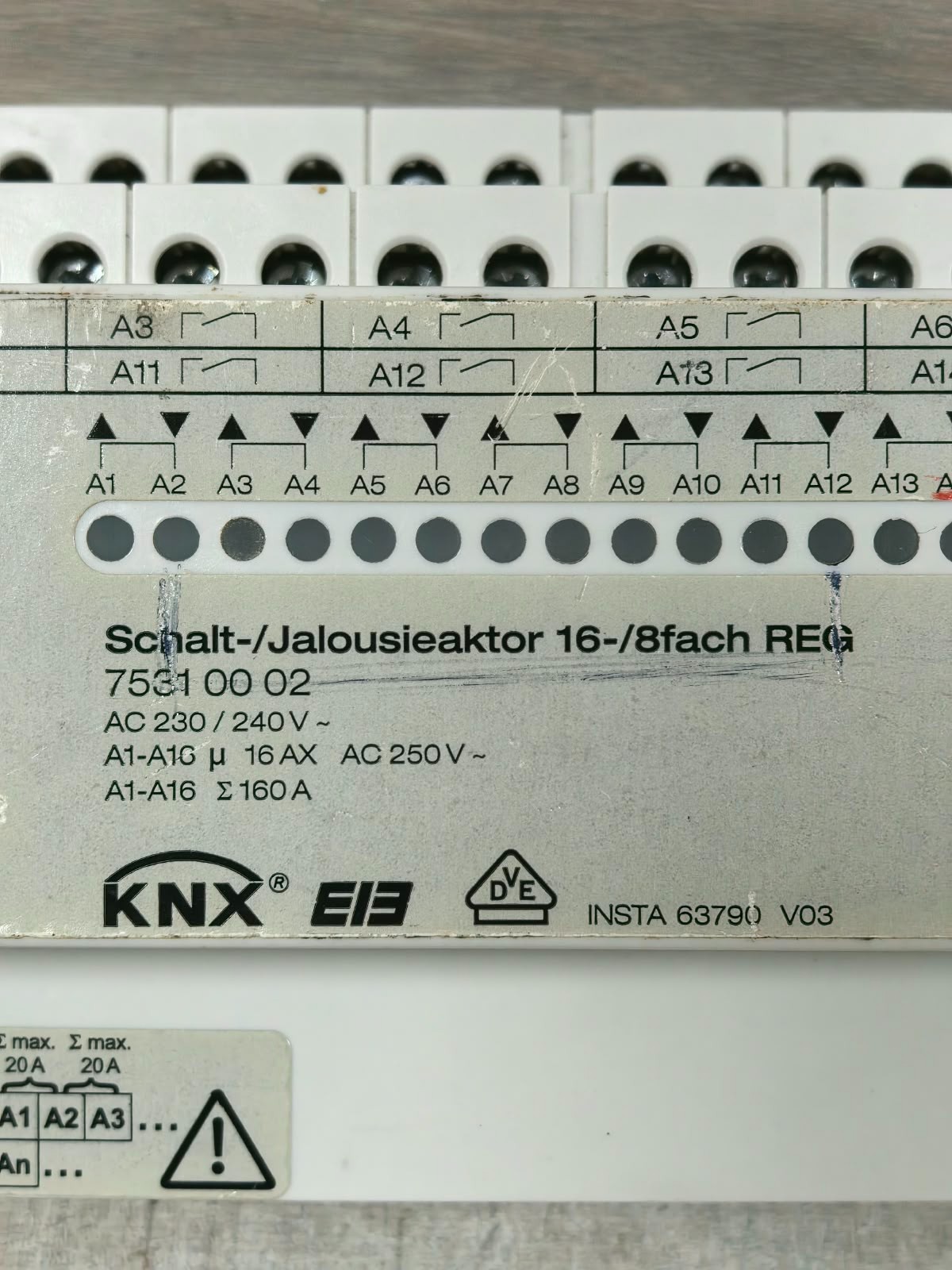 BERKER 75310002 BERKER 75310002 SCHALT/JALOUSIEKTOR 16/8FACH REG 3