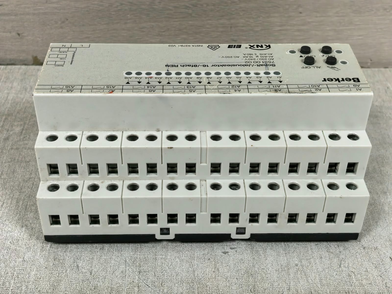 BERKER 75310002 BERKER 75310002 SCHALT/JALOUSIEKTOR 16/8FACH REG 6