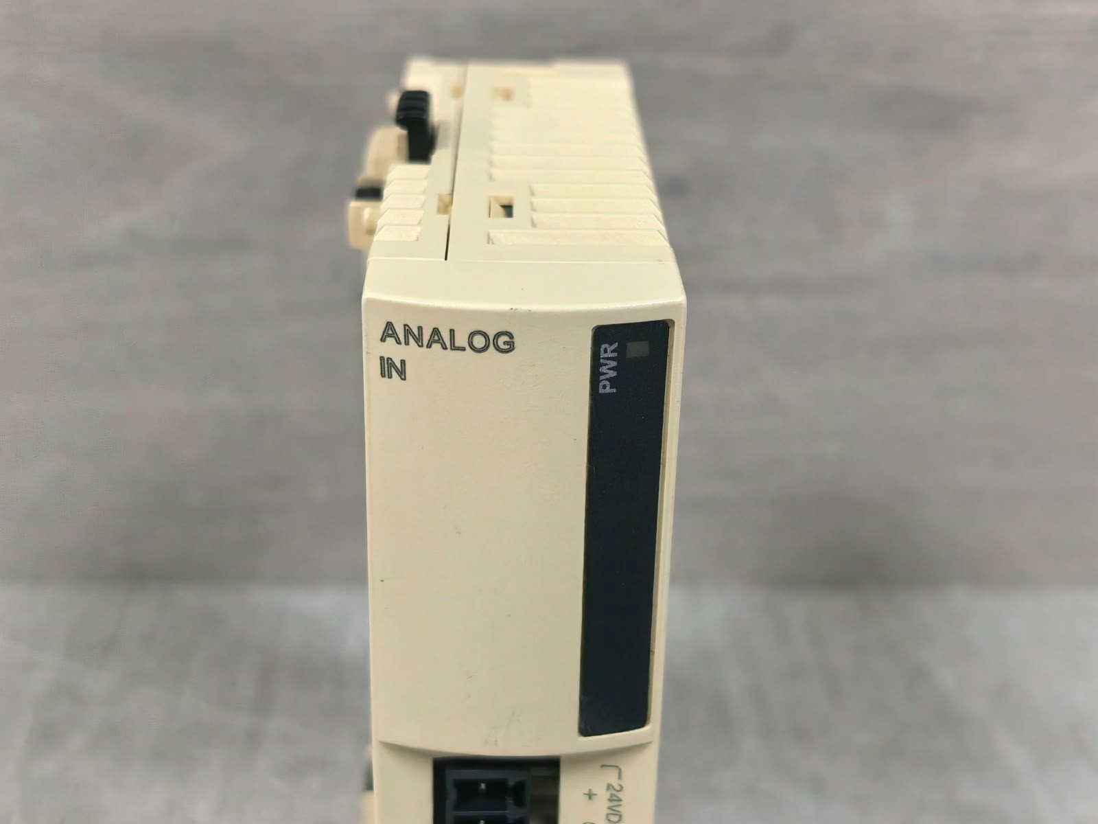 Schneider Electric TM2AMI8HT SCHNEIDER ELECTRIC TM2AMI8HT MODICON 8 INPUTS ANALOG INPUT MODULE 24VDC 2