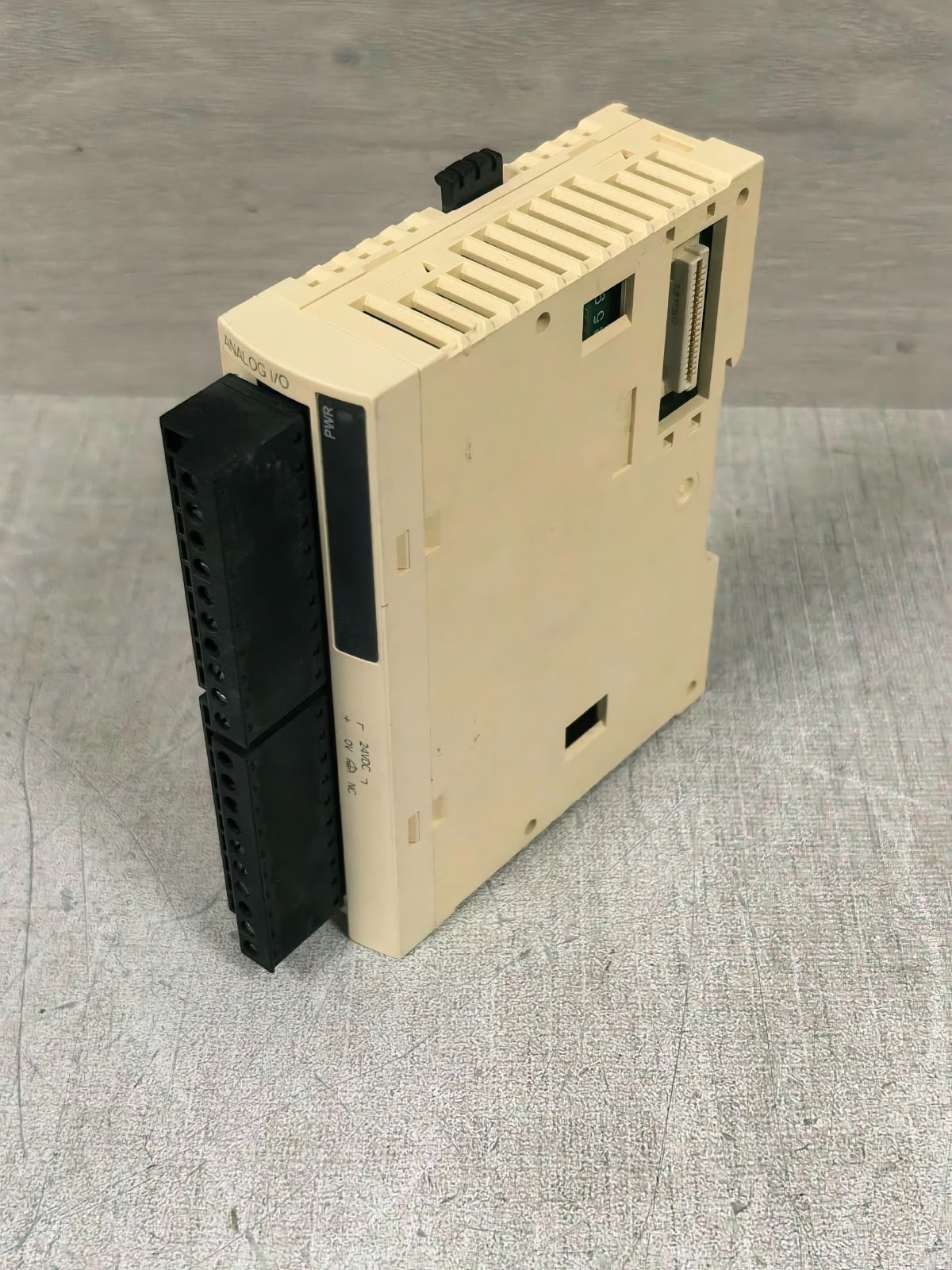Schneider Electric TM2AMM6HT SCHNEIDER ELECTRIC MODICON TM2AMM6HT ANALOG INPUT/ OUTPUT EXPANSION MODULE 24VDC 4