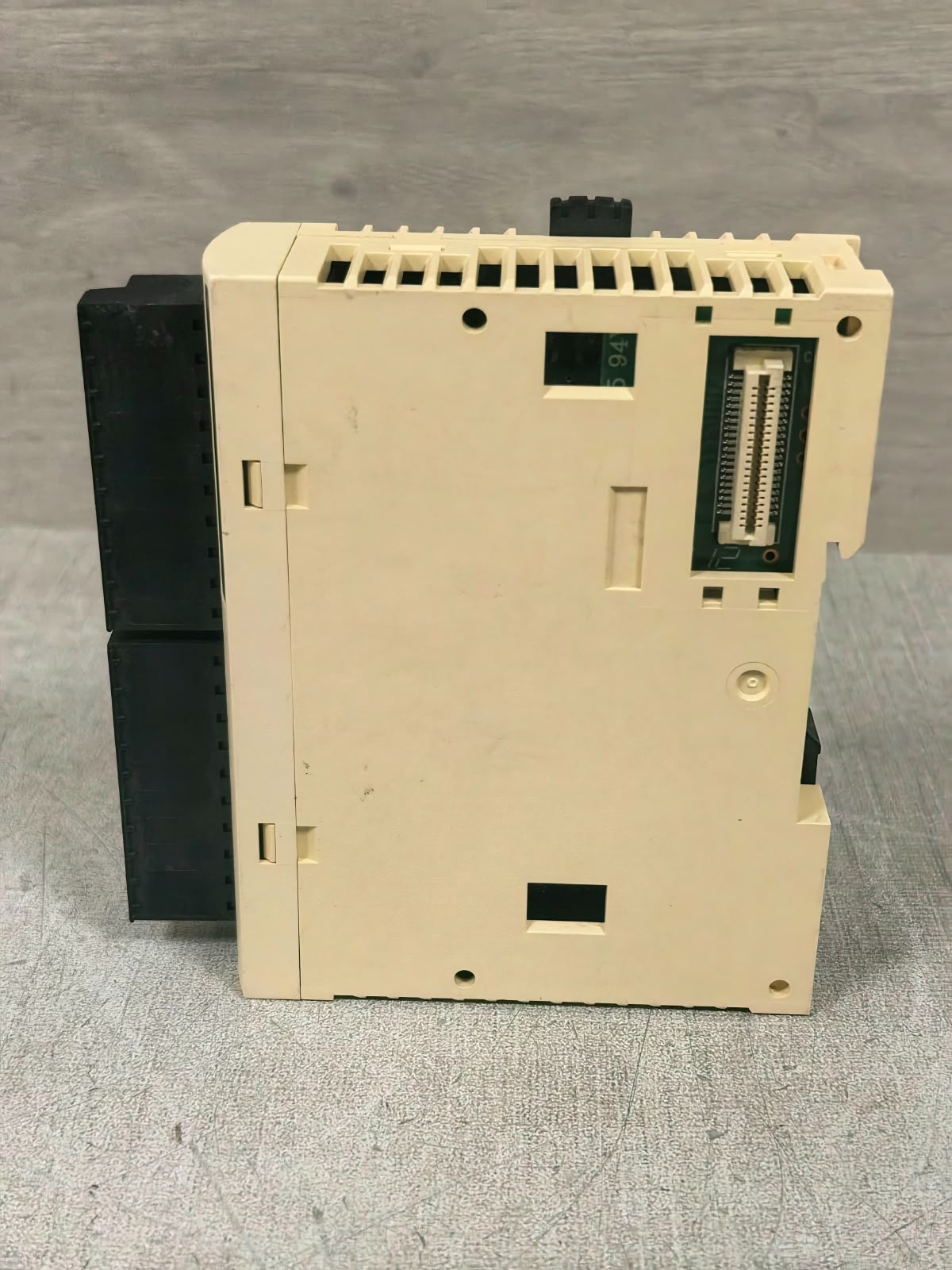 Schneider Electric TM2AMM6HT SCHNEIDER ELECTRIC MODICON TM2AMM6HT ANALOG INPUT/ OUTPUT EXPANSION MODULE 24VDC 7
