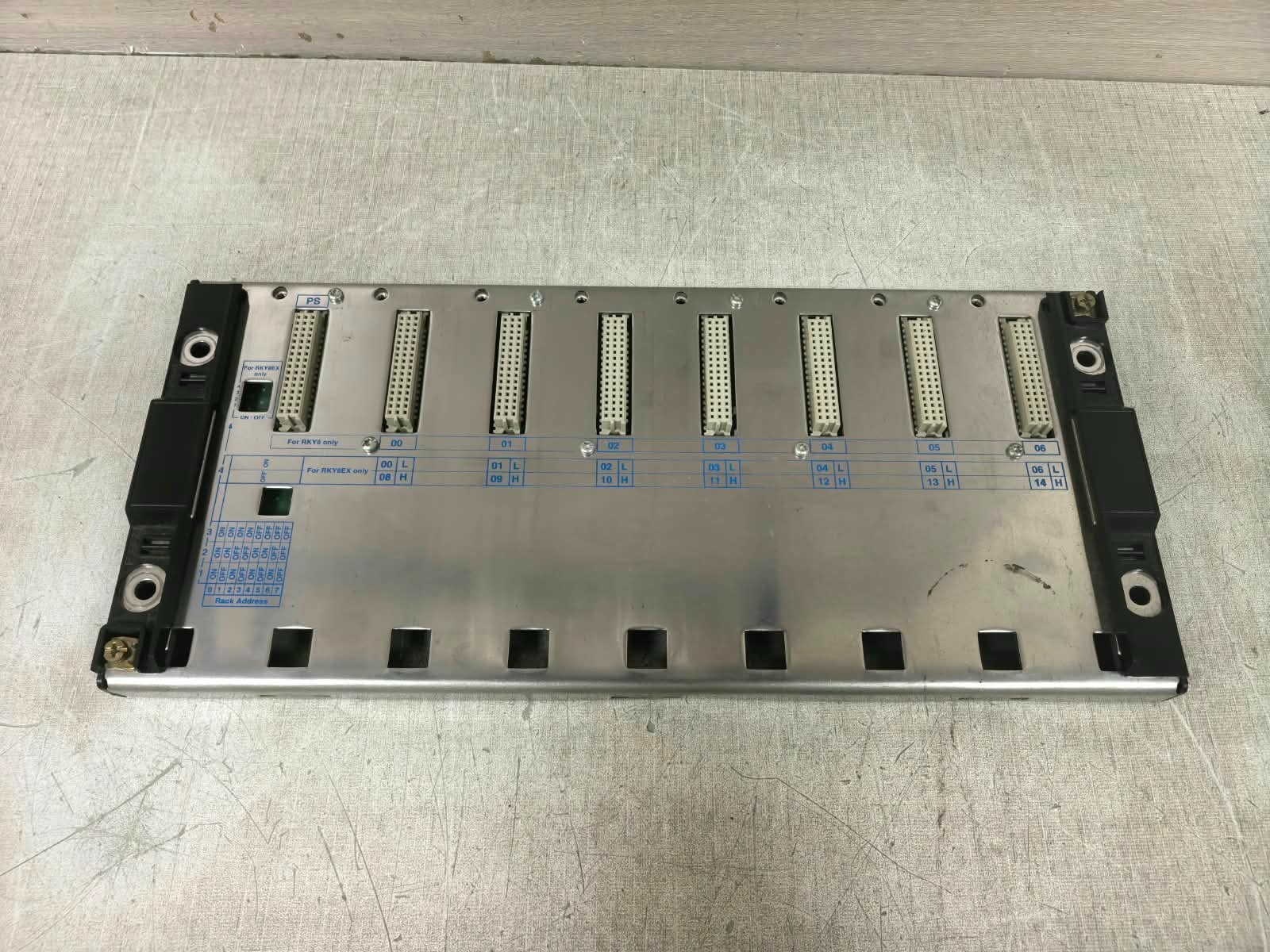 Schneider Electric TSXRKY8 SCHNEIDER AUTOMATION TSX PREMIUM TSXRKY8 / 8 SLOT CHASIS PV:02 RL:02 2