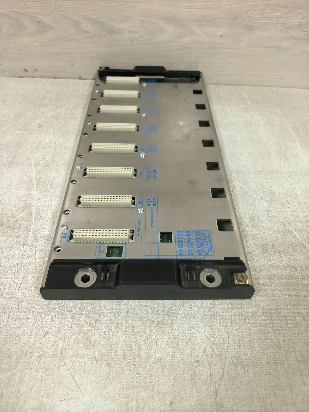 Schneider Electric TSXRKY8 SCHNEIDER AUTOMATION TSX PREMIUM TSXRKY8 / 8 SLOT CHASIS PV:02 RL:02 4