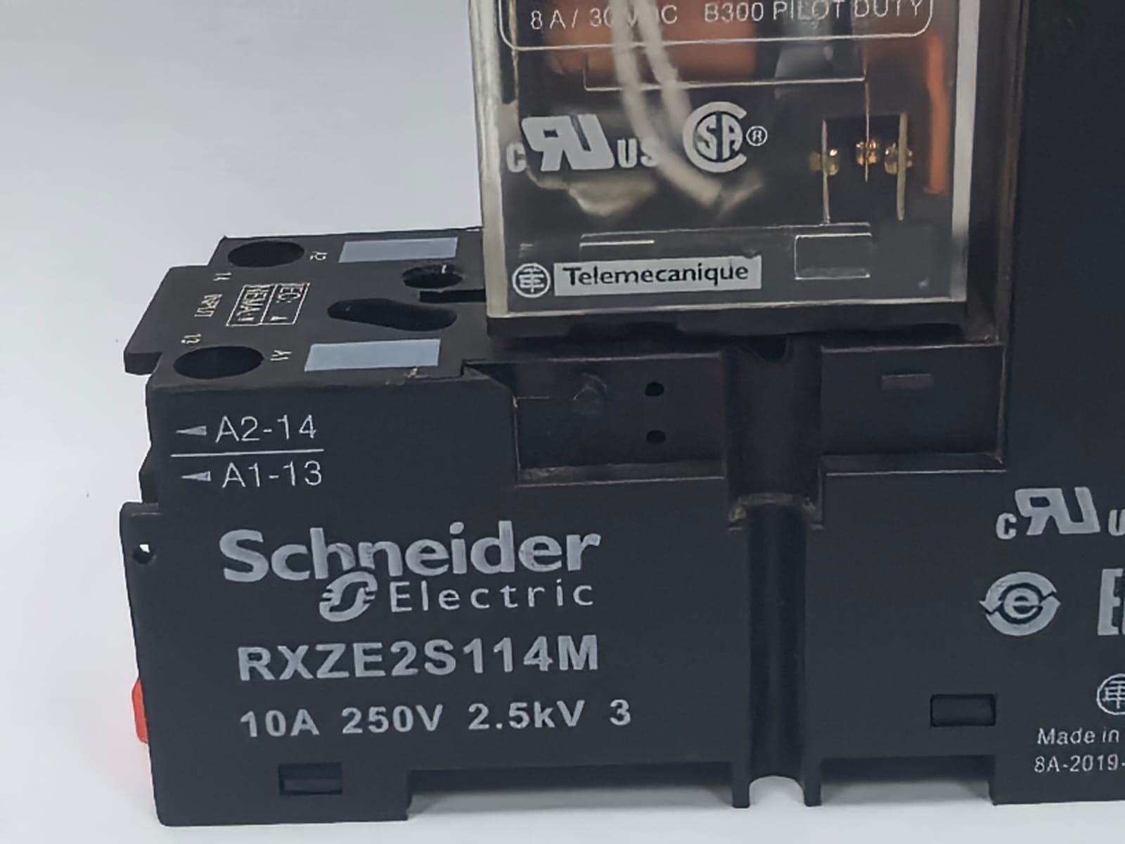 Schneider Electric RXZE2S114M SCHNEIDER ELECTRIC RXM4AB2GD PLUG-IN RELAY W/ RXZE2S114M RELAY SOCKET PCS 4