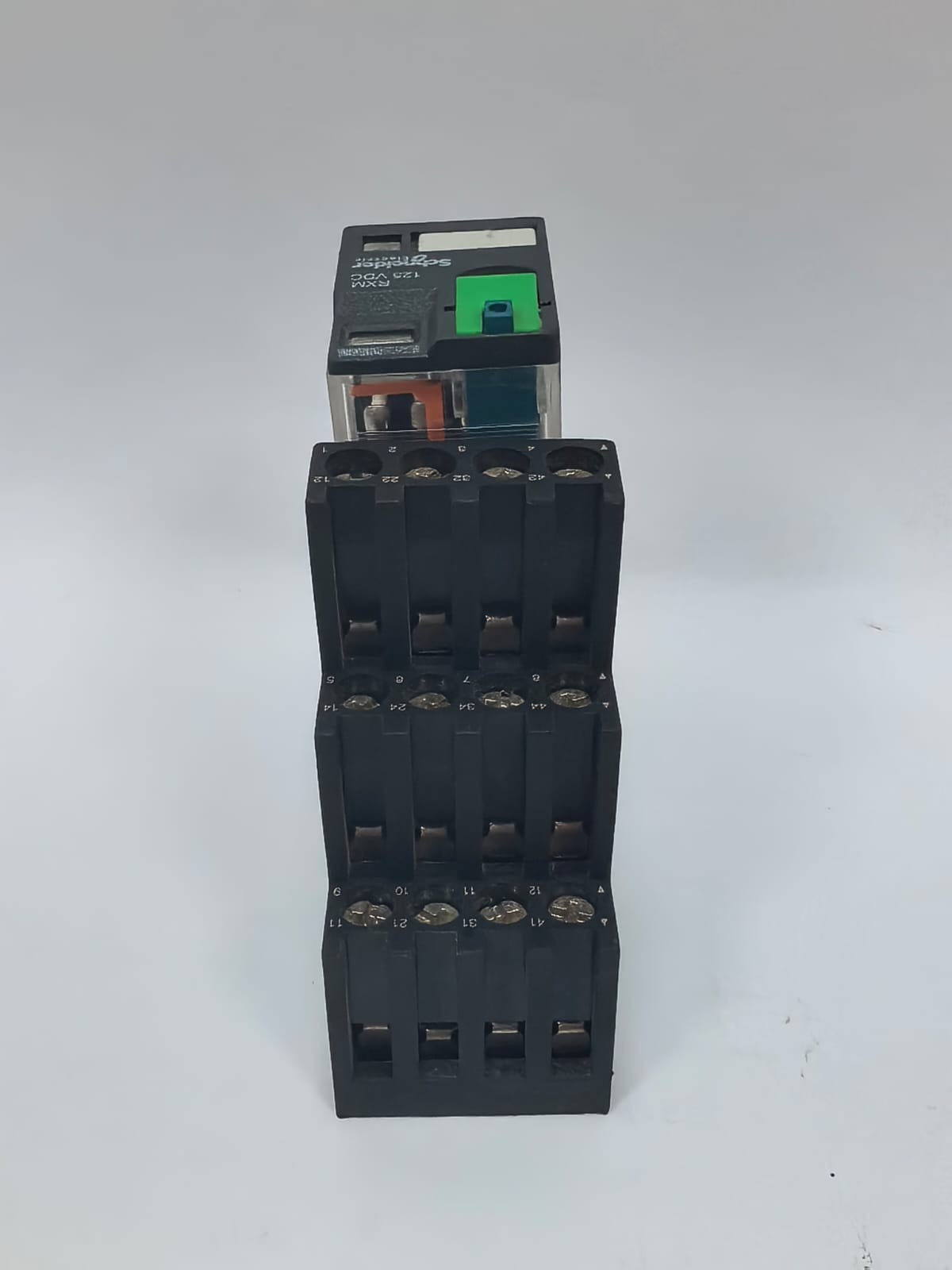 Schneider Electric RXZE2S114M SCHNEIDER ELECTRIC RXM4AB2GD PLUG-IN RELAY W/ RXZE2S114M RELAY SOCKET PCS 7
